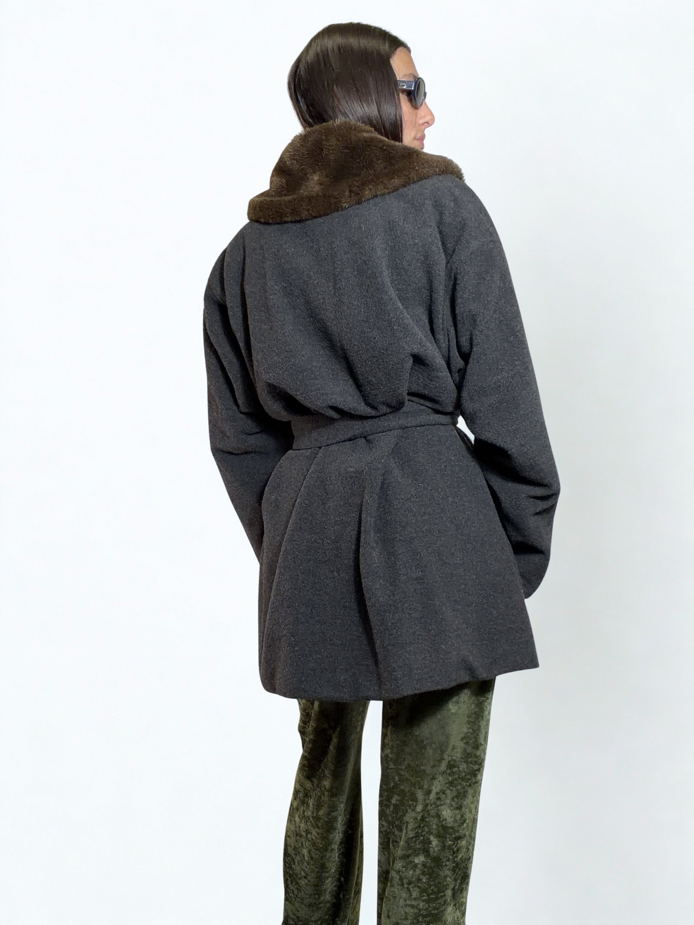 Cappotto cinturato con collo in eco-pelliccia – Johnny Lambs
