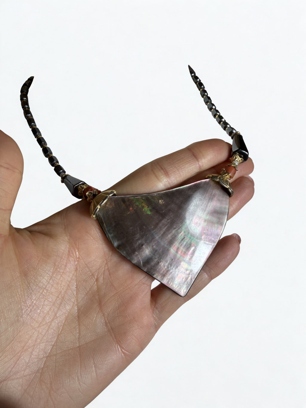 Collana Vintage Statement — Pendente Triangolare in Madreperla Grigia Iridescente, Ematite e Oro, Stile Art Déco anni '80