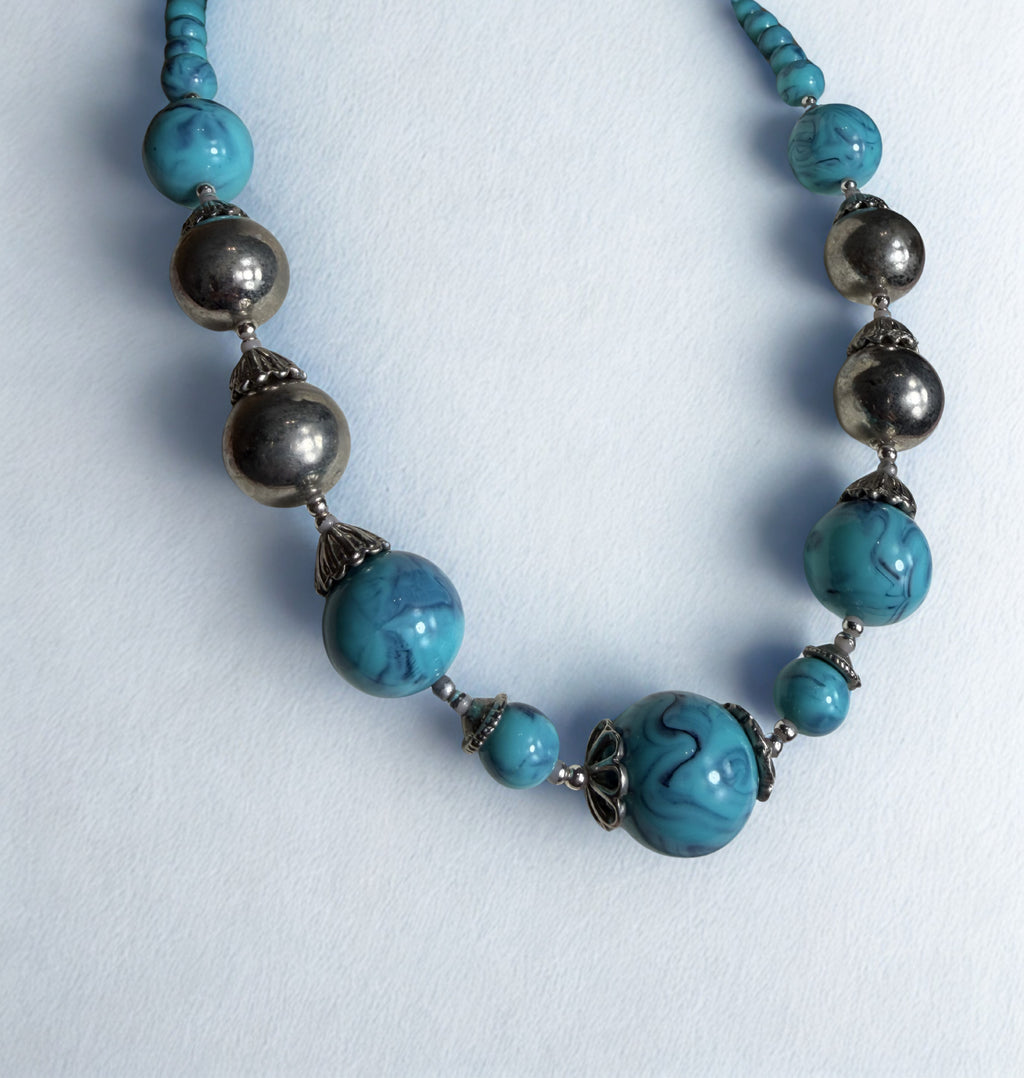 Collana Vintage — Perle Turchesi Marmorizzate e Sfere in Metallo Argentato, Chiusura Incisa a Incastro
