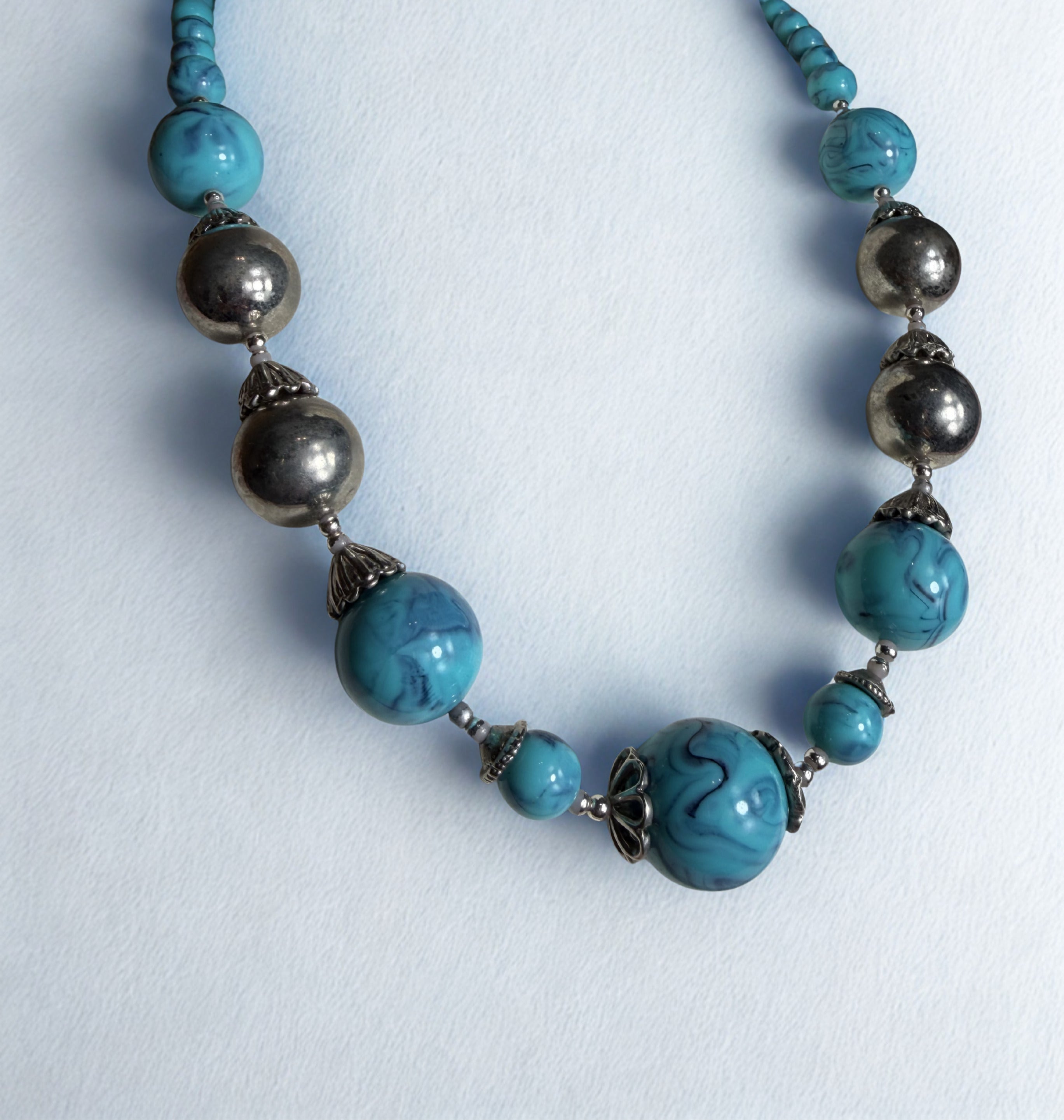 Collana Vintage — Perle Turchesi Marmorizzate e Sfere in Metallo Argentato, Chiusura Incisa a Incastro