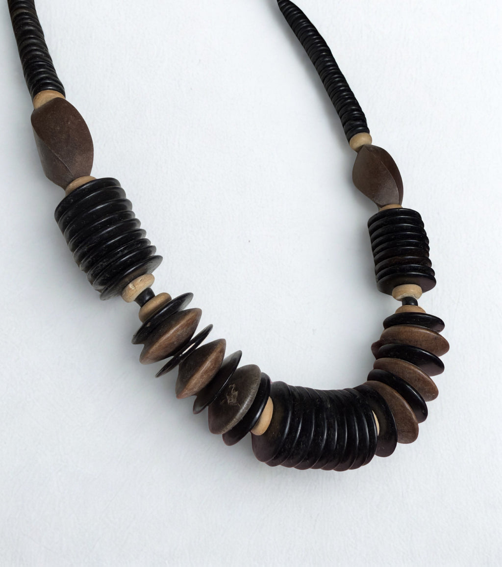 Collana Vintage Lunga — Dischi e Rondelle in Legno Nero e Marrone, Stile Etnico Sculturale, anni '70-'80