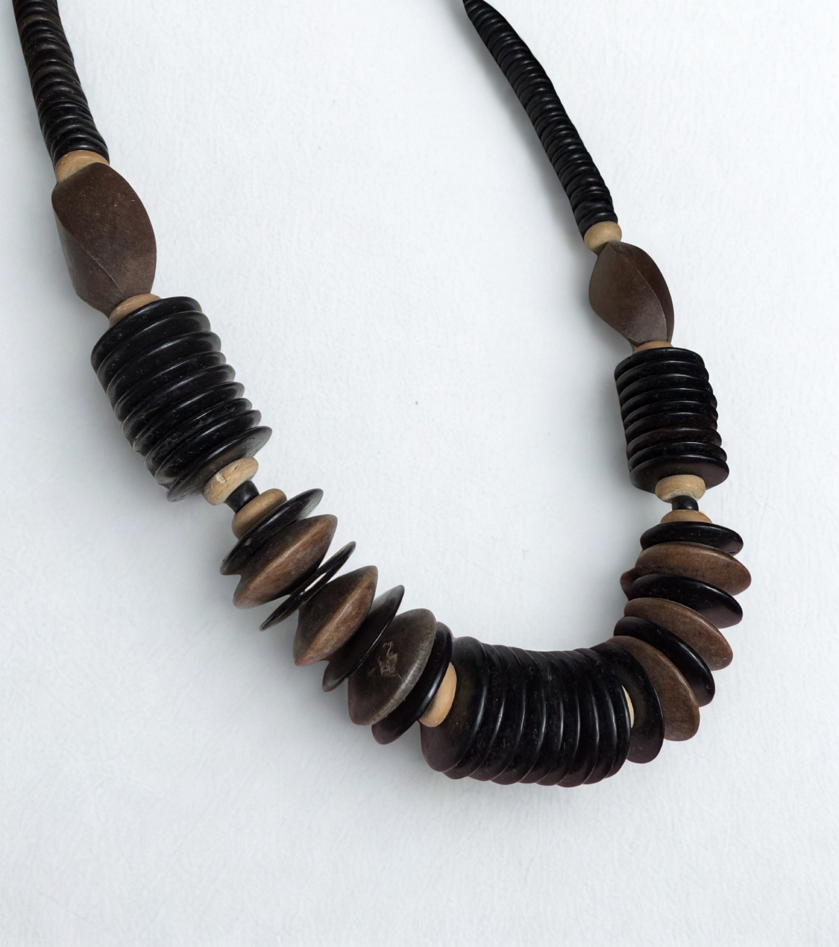 Collana Vintage Lunga — Dischi e Rondelle in Legno Nero e Marrone, Stile Etnico Sculturale, anni '70-'80