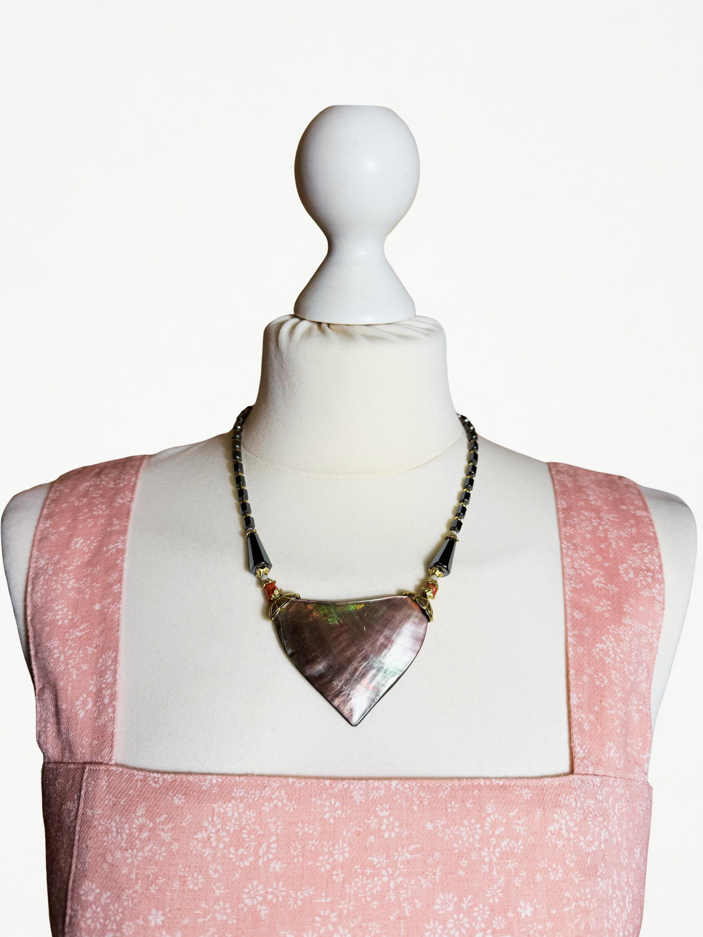 Collana Vintage Statement — Pendente Triangolare in Madreperla Grigia Iridescente, Ematite e Oro, Stile Art Déco anni '80
