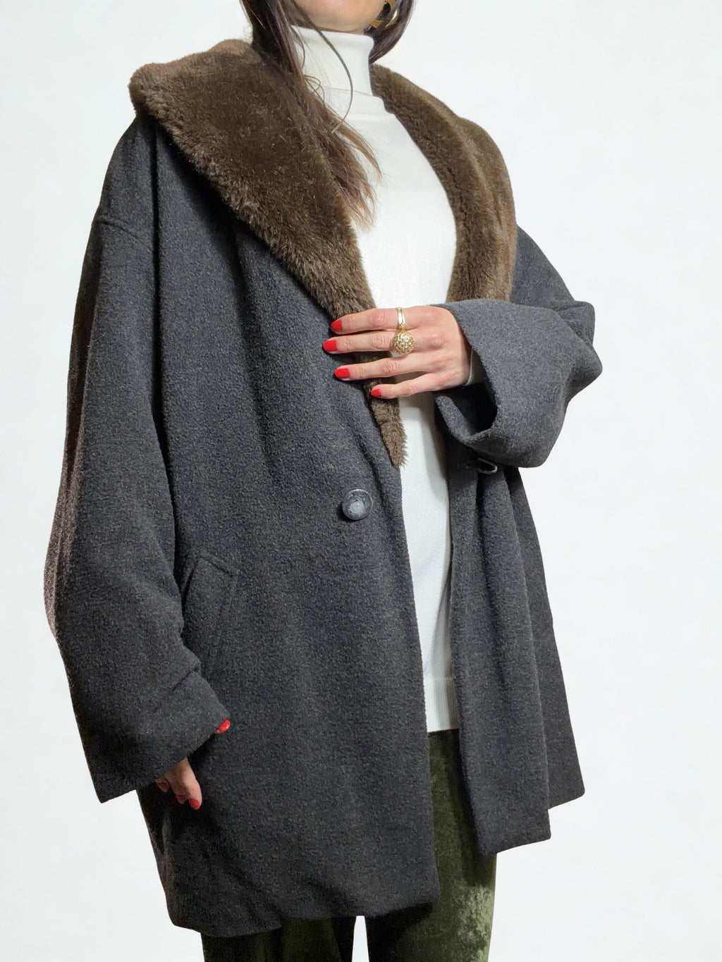 Cappotto cinturato con collo in eco-pelliccia – Johnny Lambs