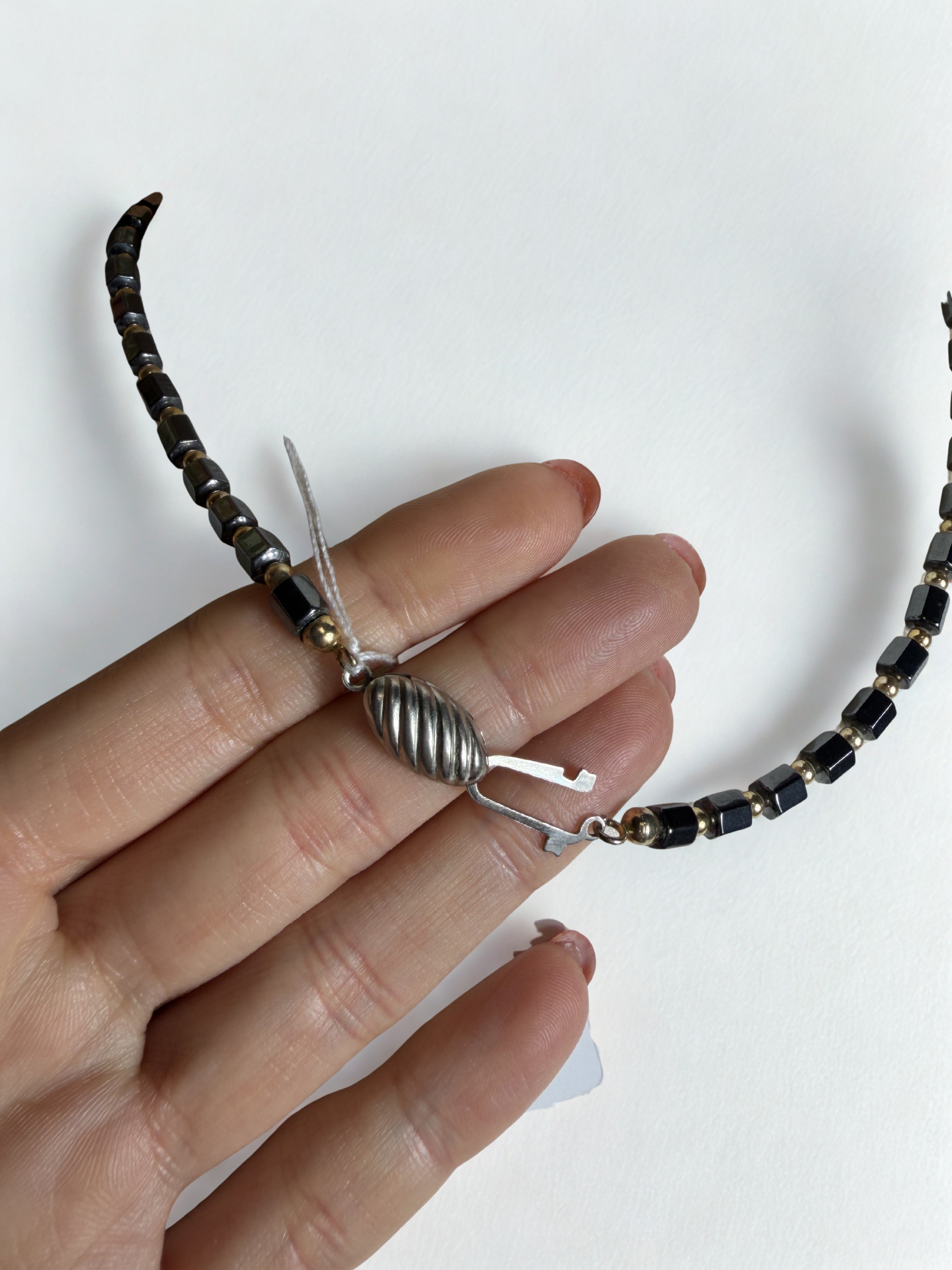 Collana Vintage Statement — Pendente Triangolare in Madreperla Grigia Iridescente, Ematite e Oro, Stile Art Déco anni '80