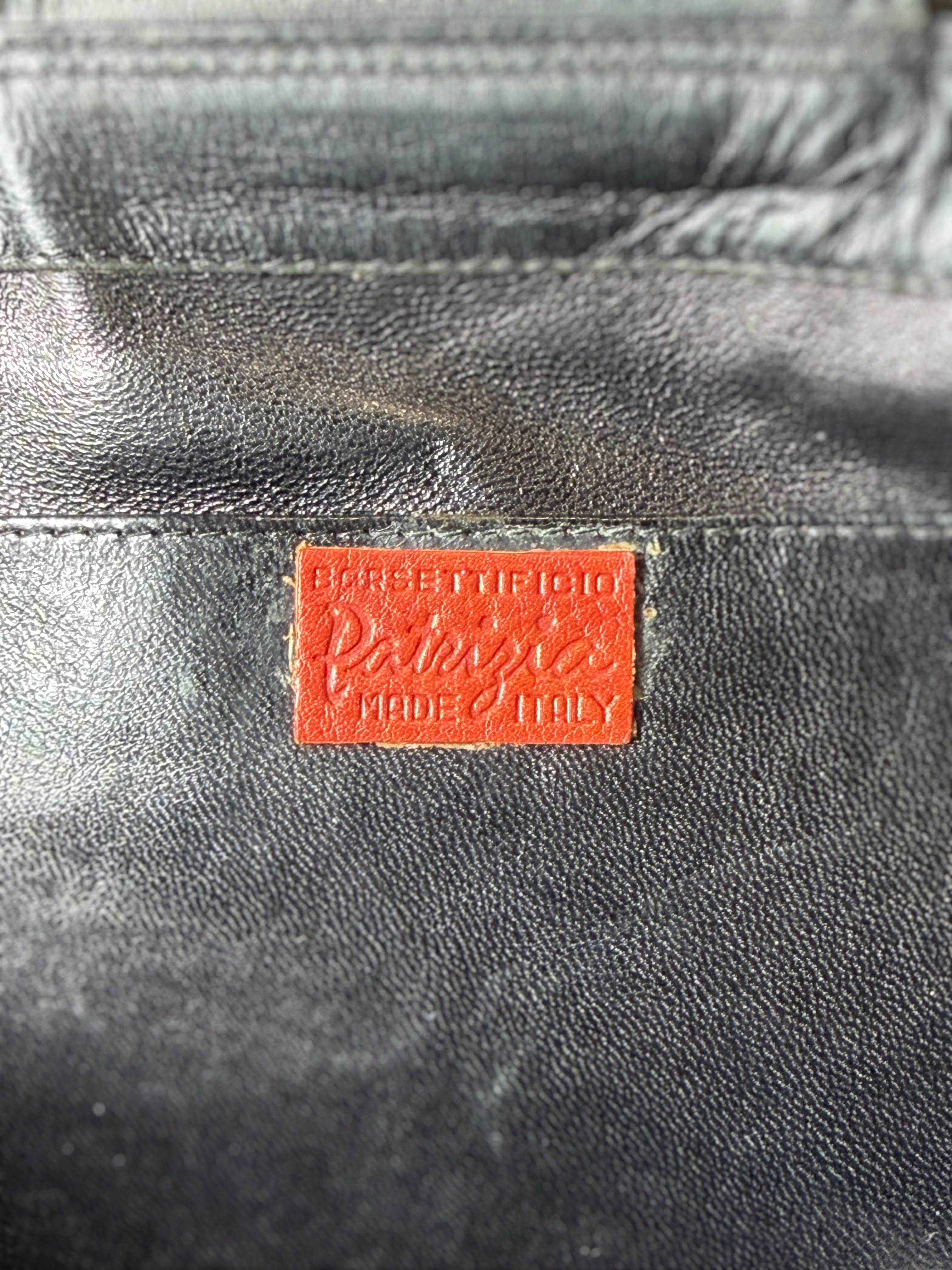 Pochette Vintage — Borsettificio Patrizia, Pelle Nera, Chiusura Archetto in Oro, Made in Italy anni '70-'80