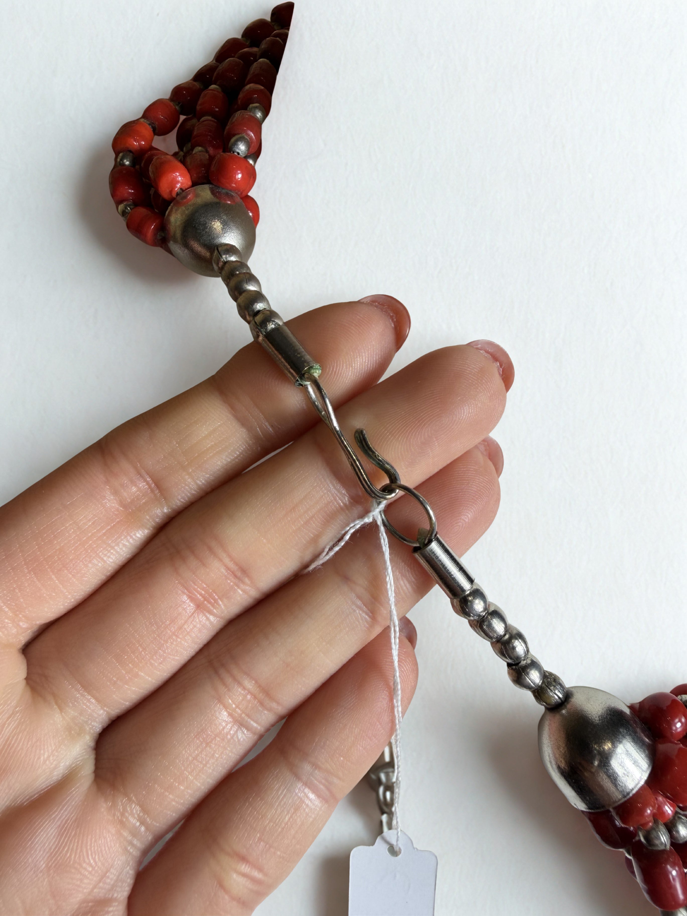 Collana Vintage Multi filo — Perle Rosse Corallo e Metallo Argentato, Chiusura Tribale, Stile Etnico Boho