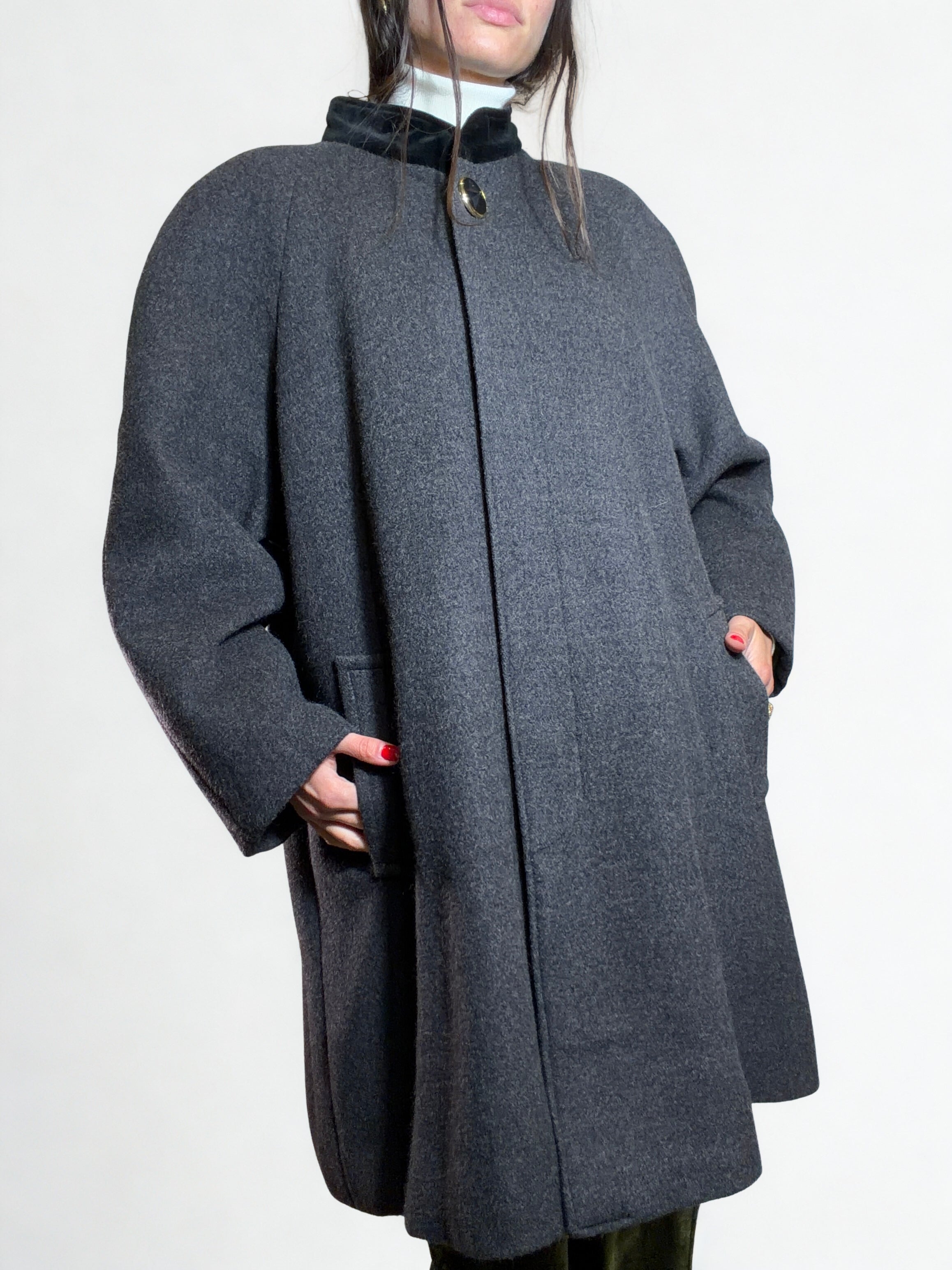 Cappotto Grigio Antracite Vintage ’90s — Collo in Velluto & Bottone Stella Gioiello
