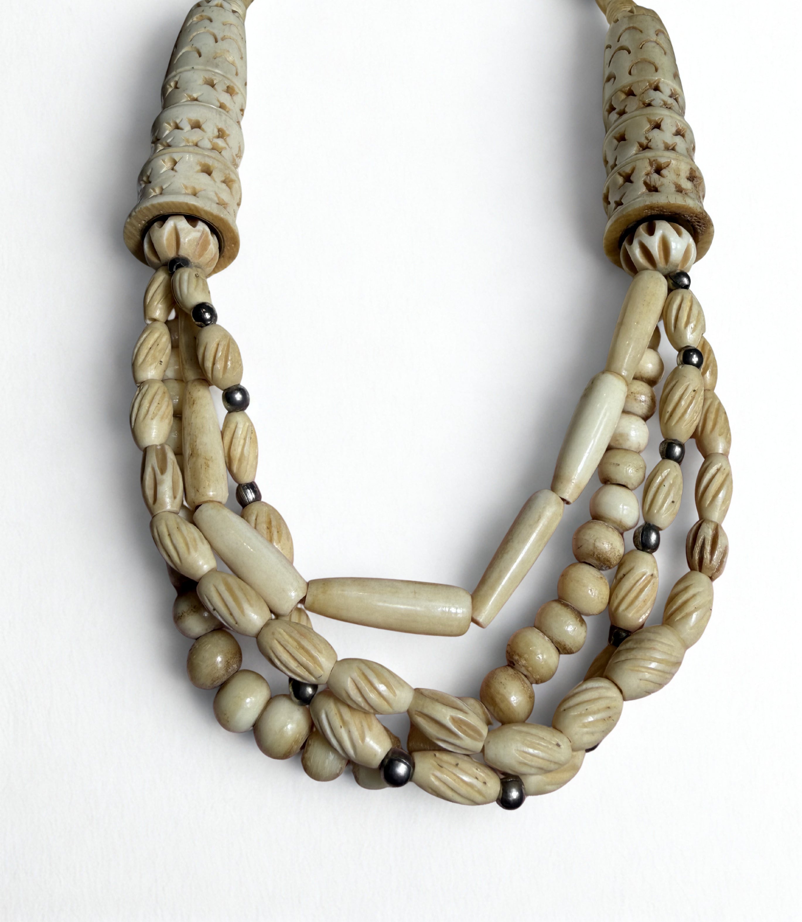 Collana Vintage Multifilo — Perle Intagliate in Resina Avorio, Cilindriche Traforate, Pepite , Stile Etnico