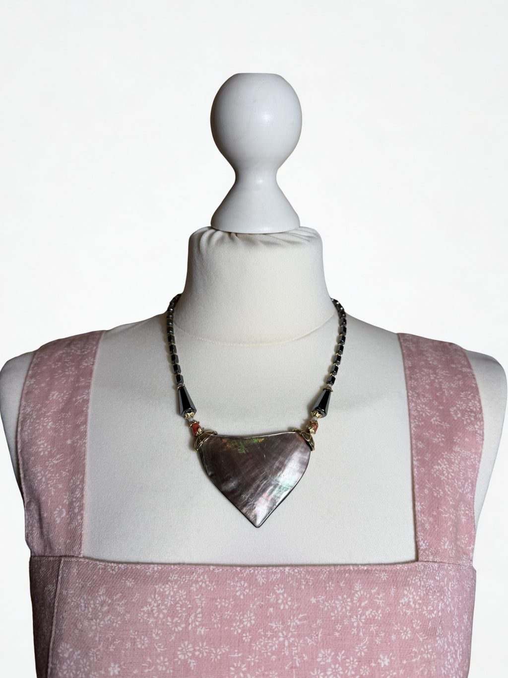 Collana Vintage Statement — Pendente Triangolare in Madreperla Grigia Iridescente, Ematite e Oro, Stile Art Déco anni '80