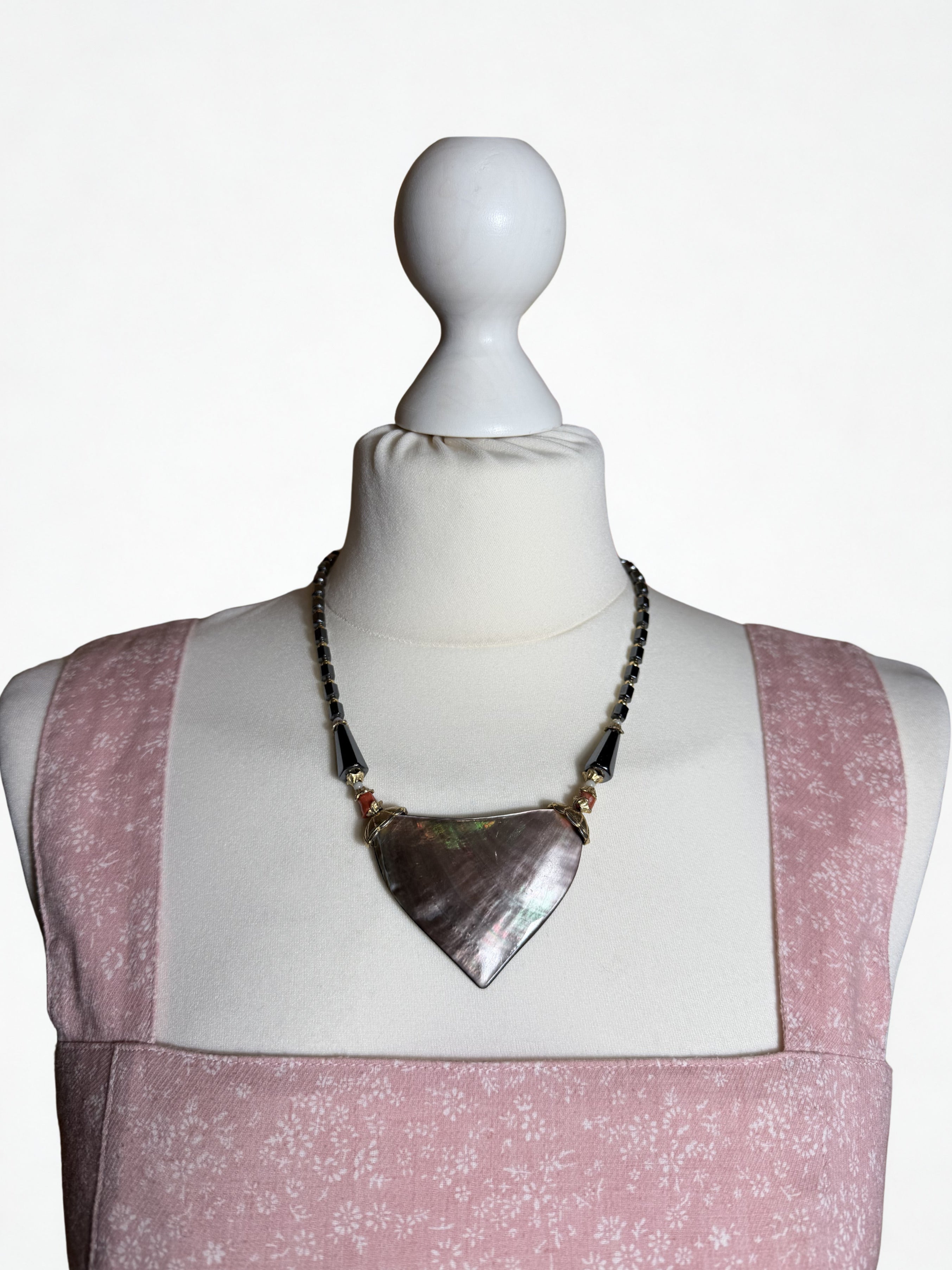 Collana Vintage Statement — Pendente Triangolare in Madreperla Grigia Iridescente, Ematite e Oro, Stile Art Déco anni '80