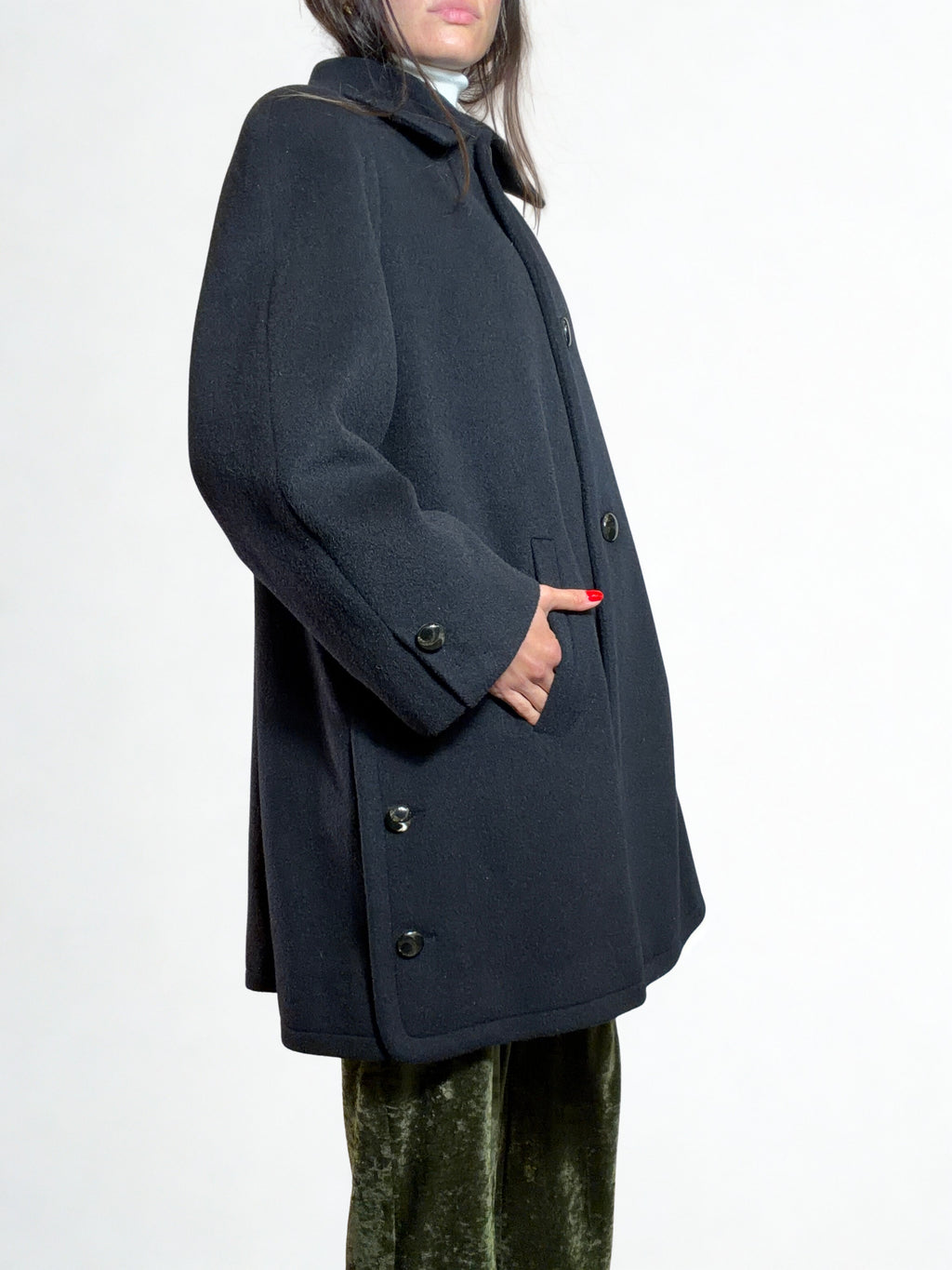 Cappotto Vintage Nero con Bottoni Gioiello – Made in Italy