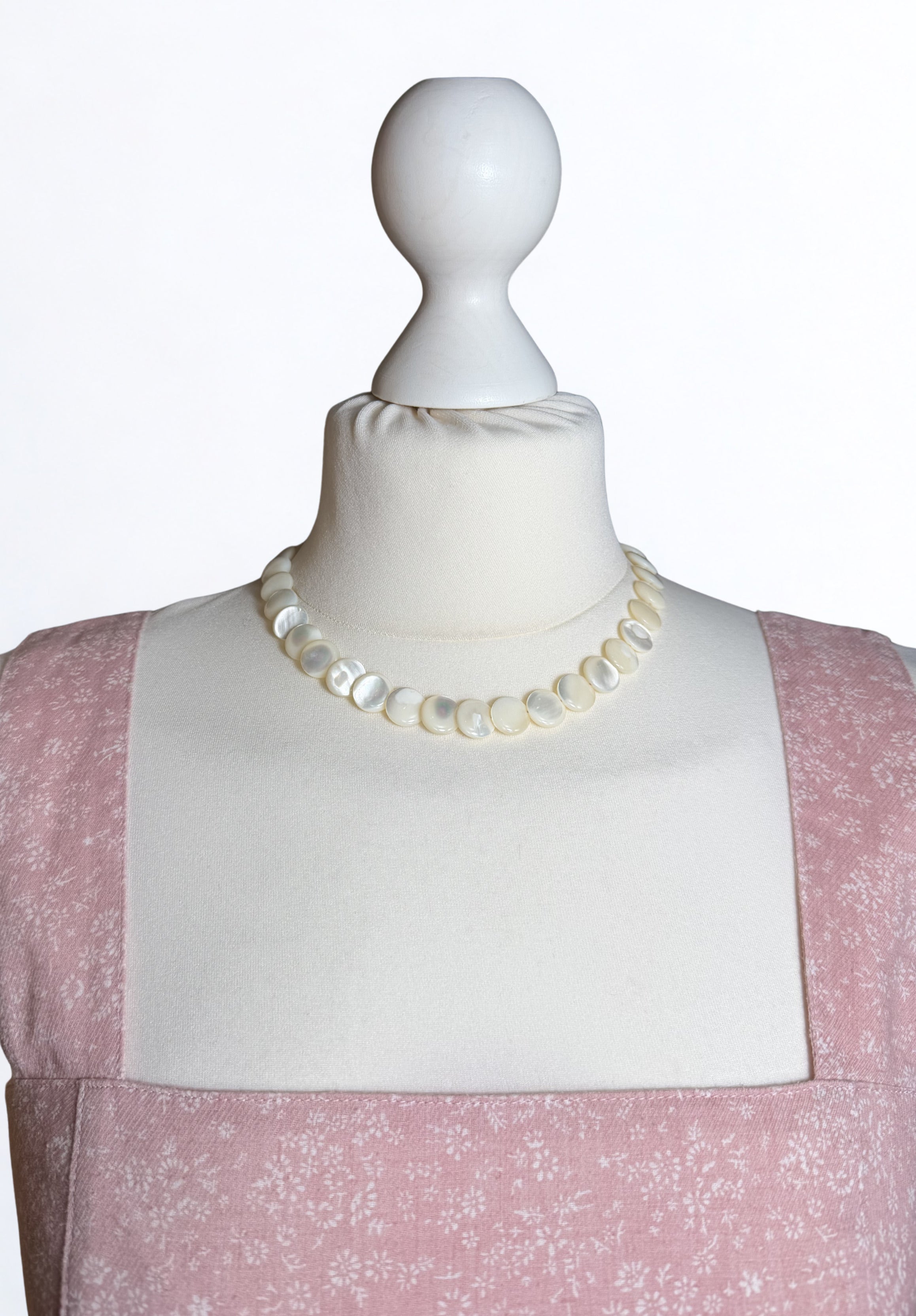 Collana Vintage — Dischetti in Madreperla Naturale Bianco Avorio, Chiusura Dorata, Stile Minimalista