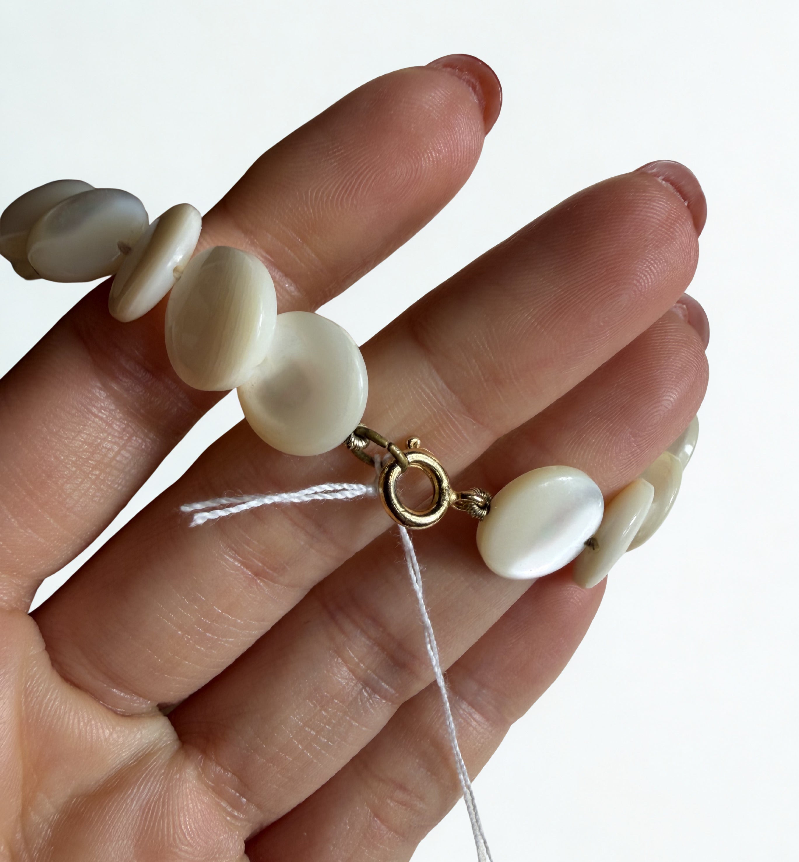 Collana Vintage — Dischetti in Madreperla Naturale Bianco Avorio, Chiusura Dorata, Stile Minimalista