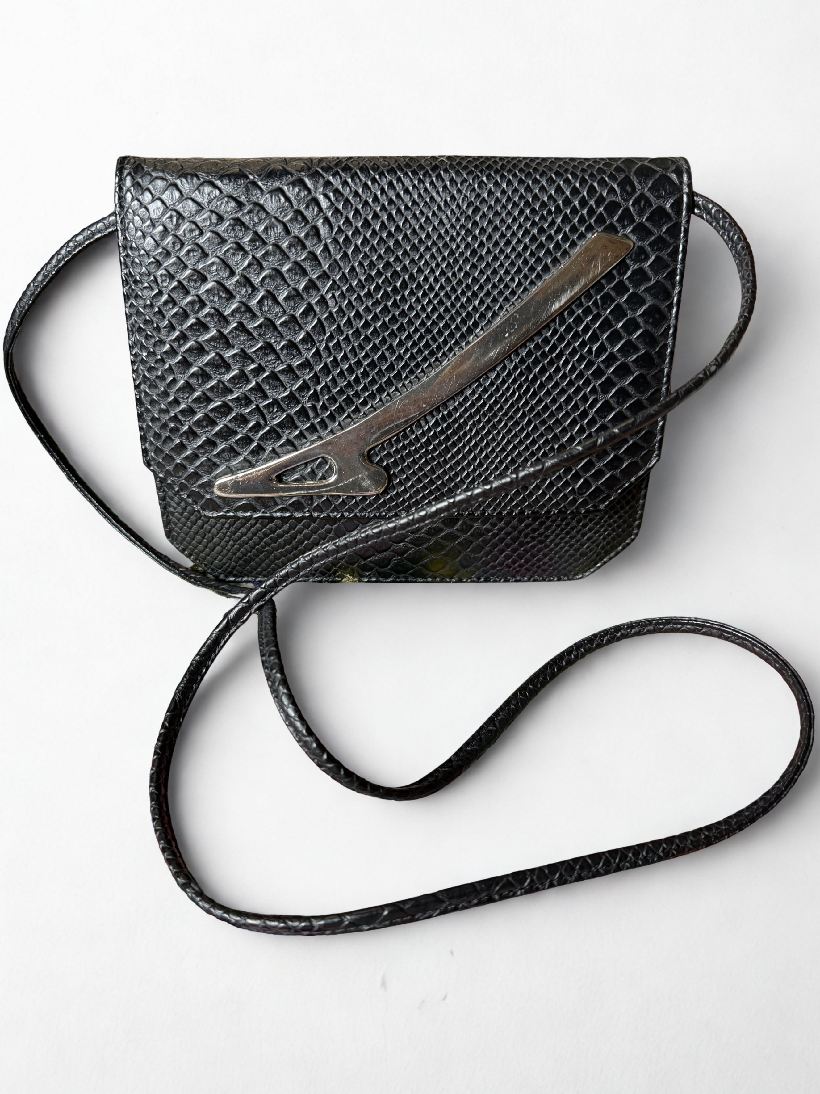 Borsa a Tracolla Vintage — Pelle Effetto Pitone Nera, Fibbia Scultorea in Metallo Argentato, anni '80
