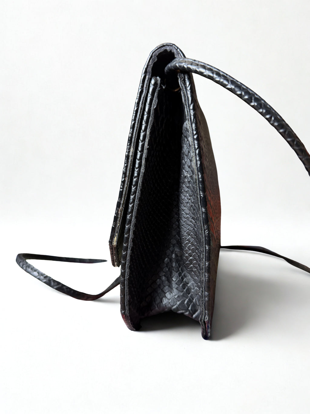 Borsa a Tracolla Vintage — Pelle Effetto Pitone Nera, Fibbia Scultorea in Metallo Argentato, anni '80