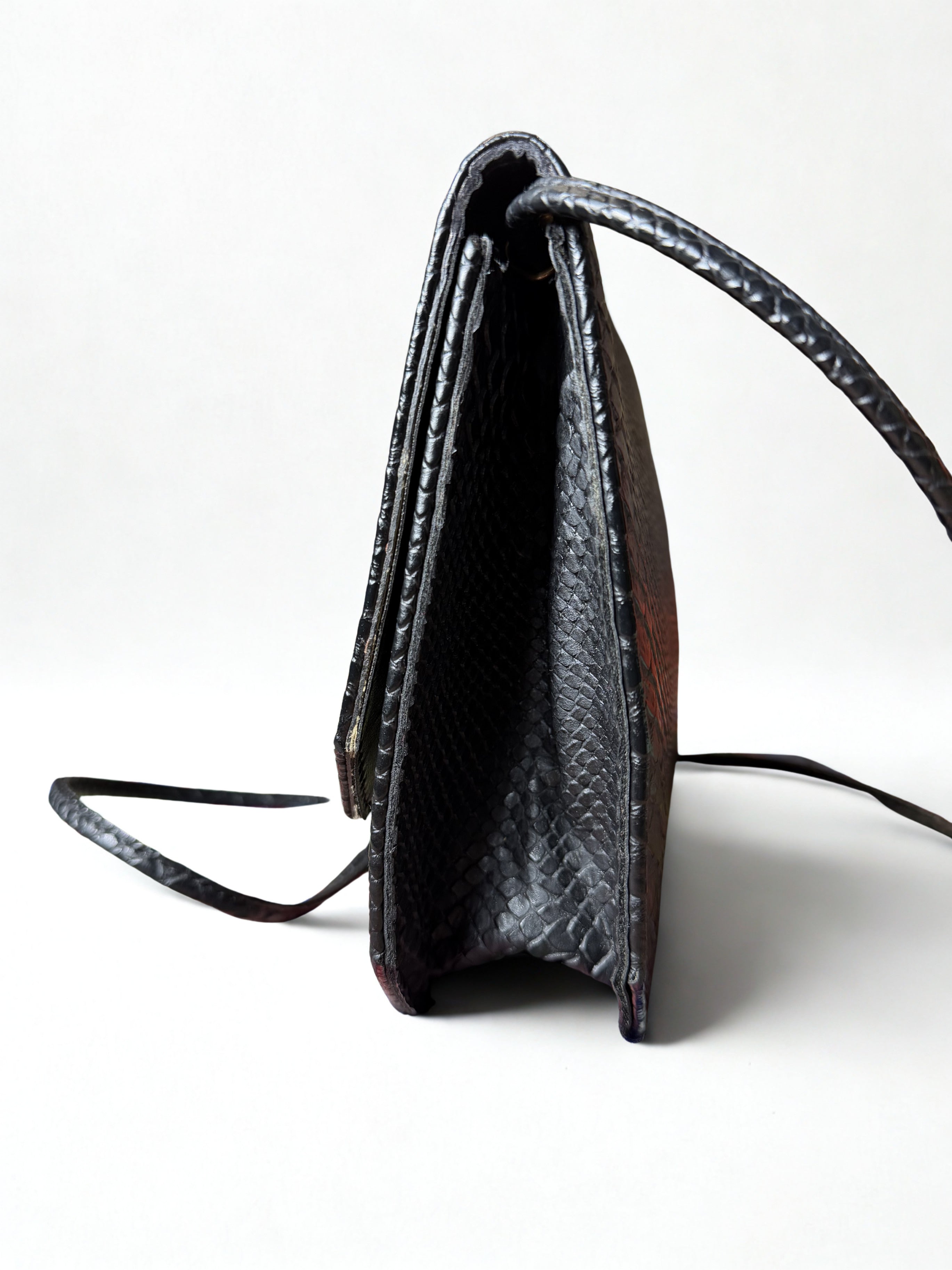 Borsa a Tracolla Vintage — Pelle Effetto Pitone Nera, Fibbia Scultorea in Metallo Argentato, anni '80