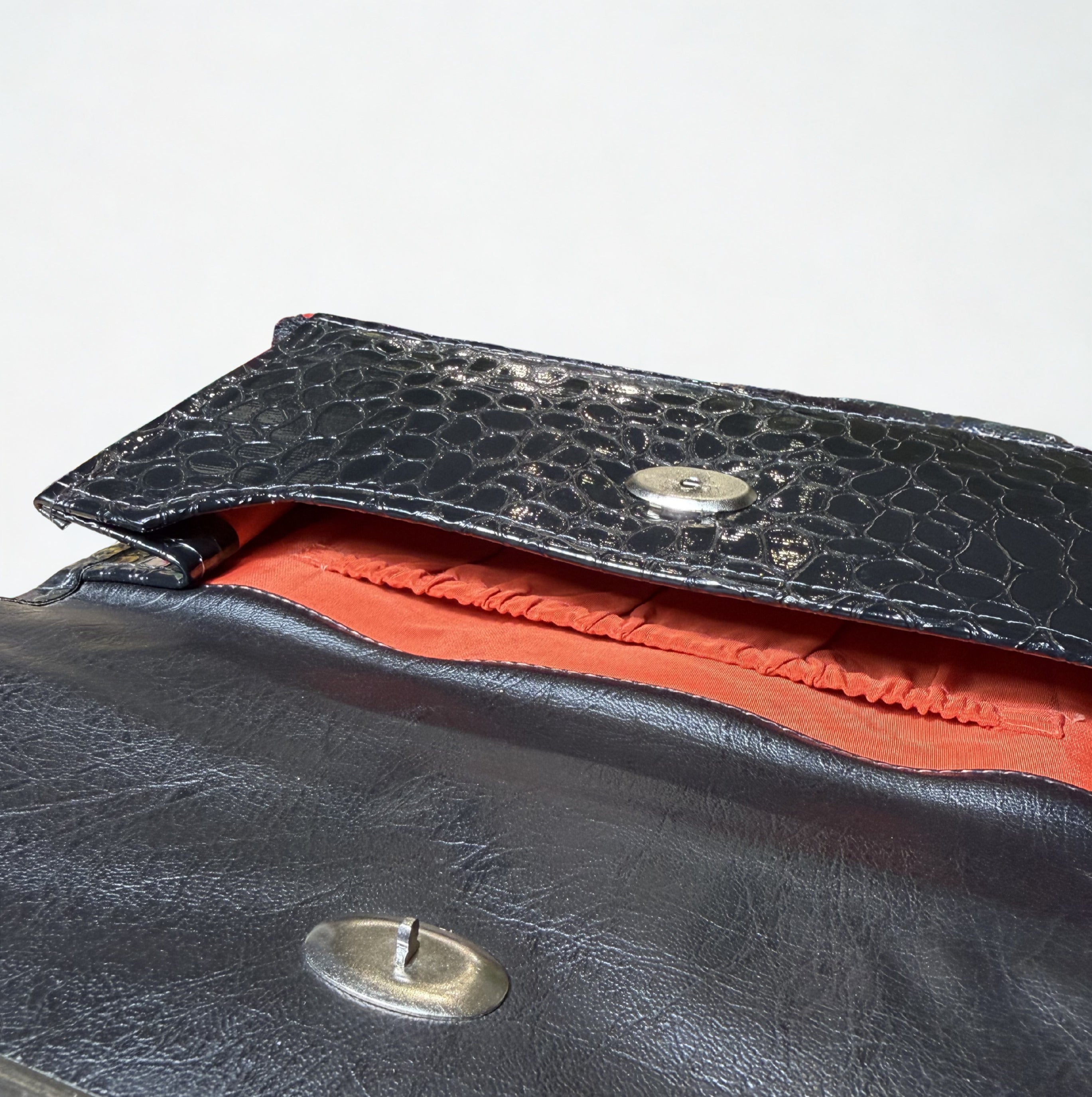 Pochette Clutch Vintage — Pelle Effetto Coccodrillo Nera Lucida, Fodera Corallo, Barra in Metallo, anni '70-'80