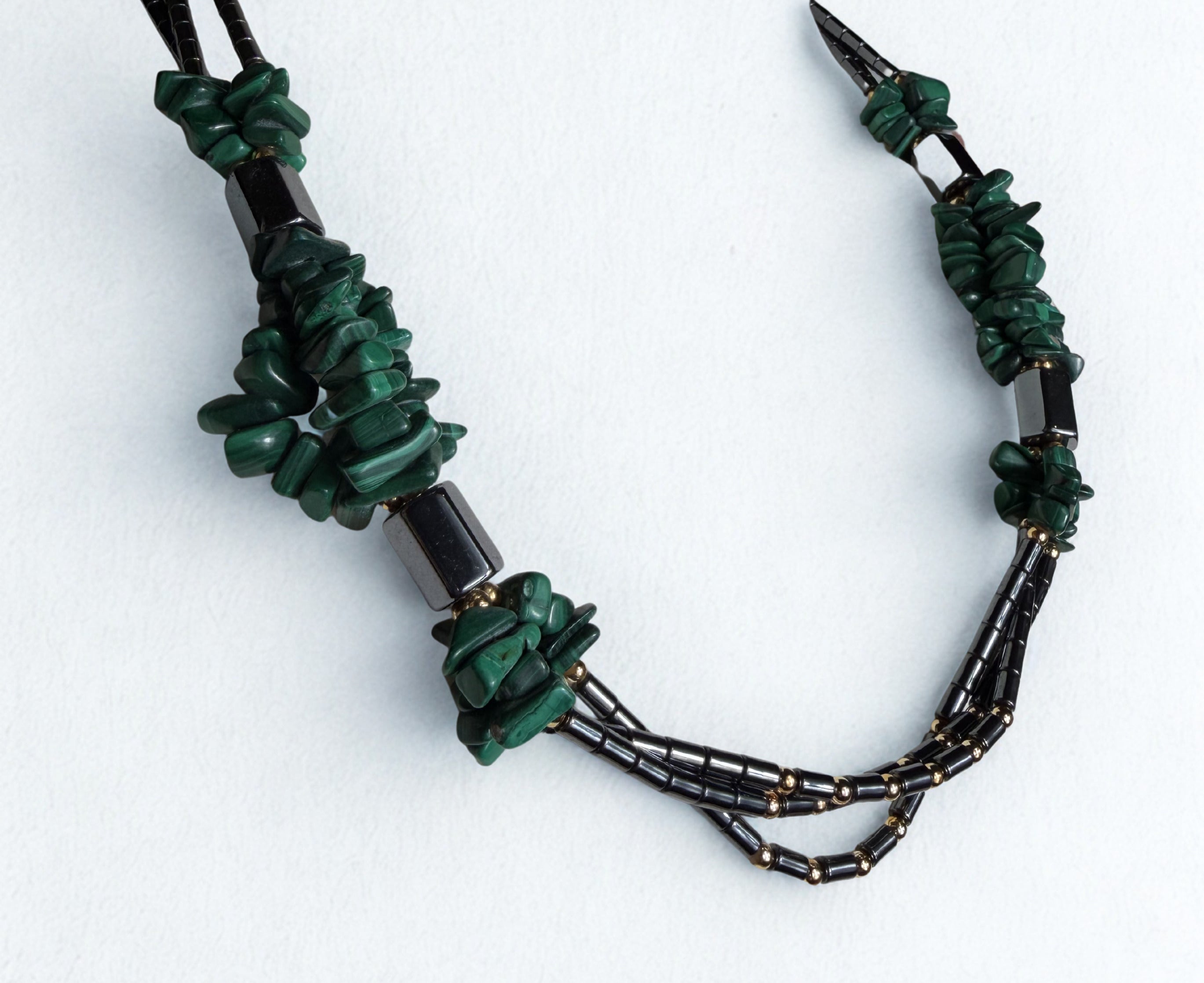 Collana Vintage Multifilo — Malachite Naturale, Ematite Nera e Oro, Chiusura Dorata, Stile Boho-Chic