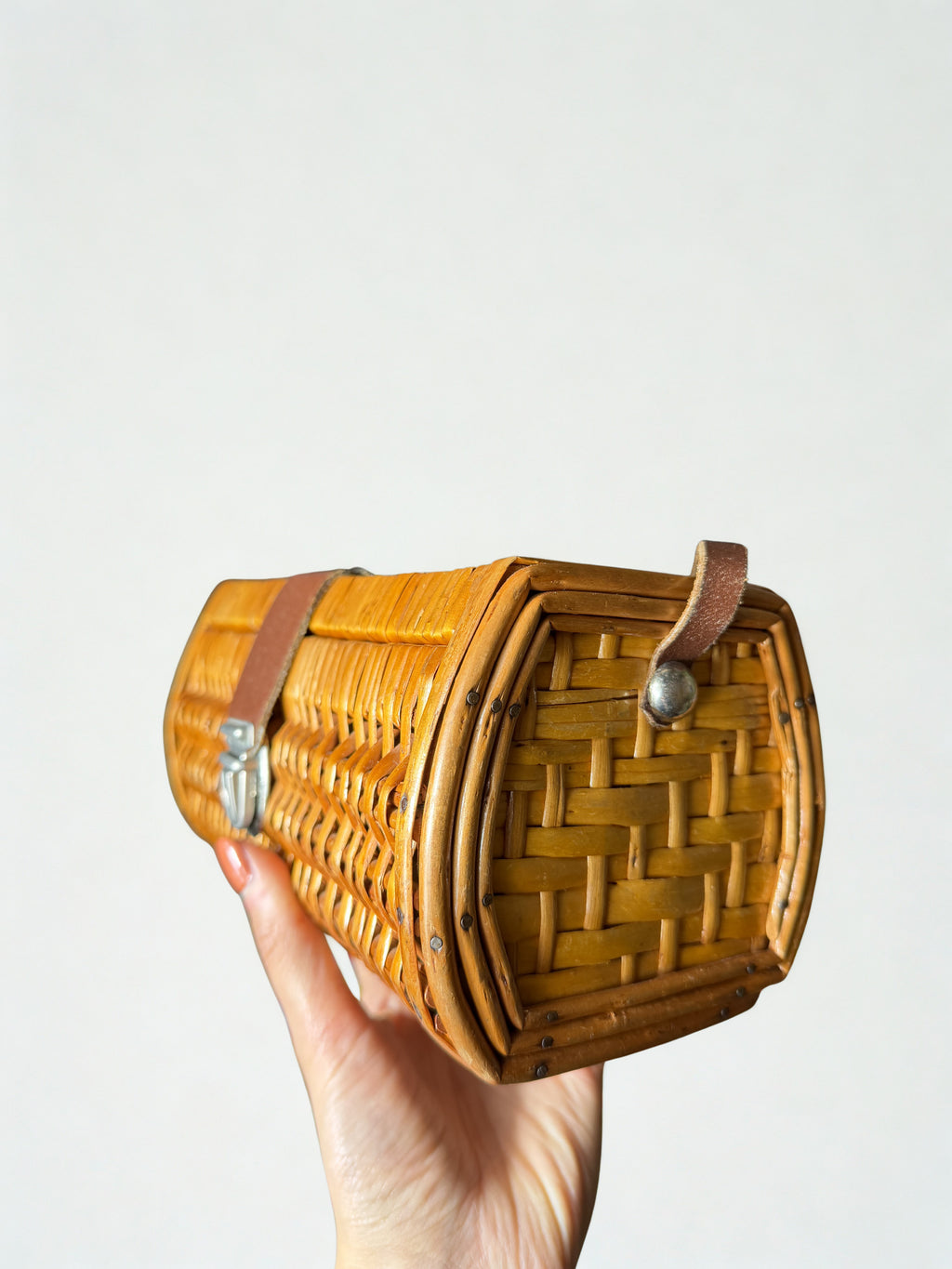 Borsa Vintage in Vimini Intrecciato | Chiusura in Pelle e Metallo | Anni '60–'70 | Boho Chic