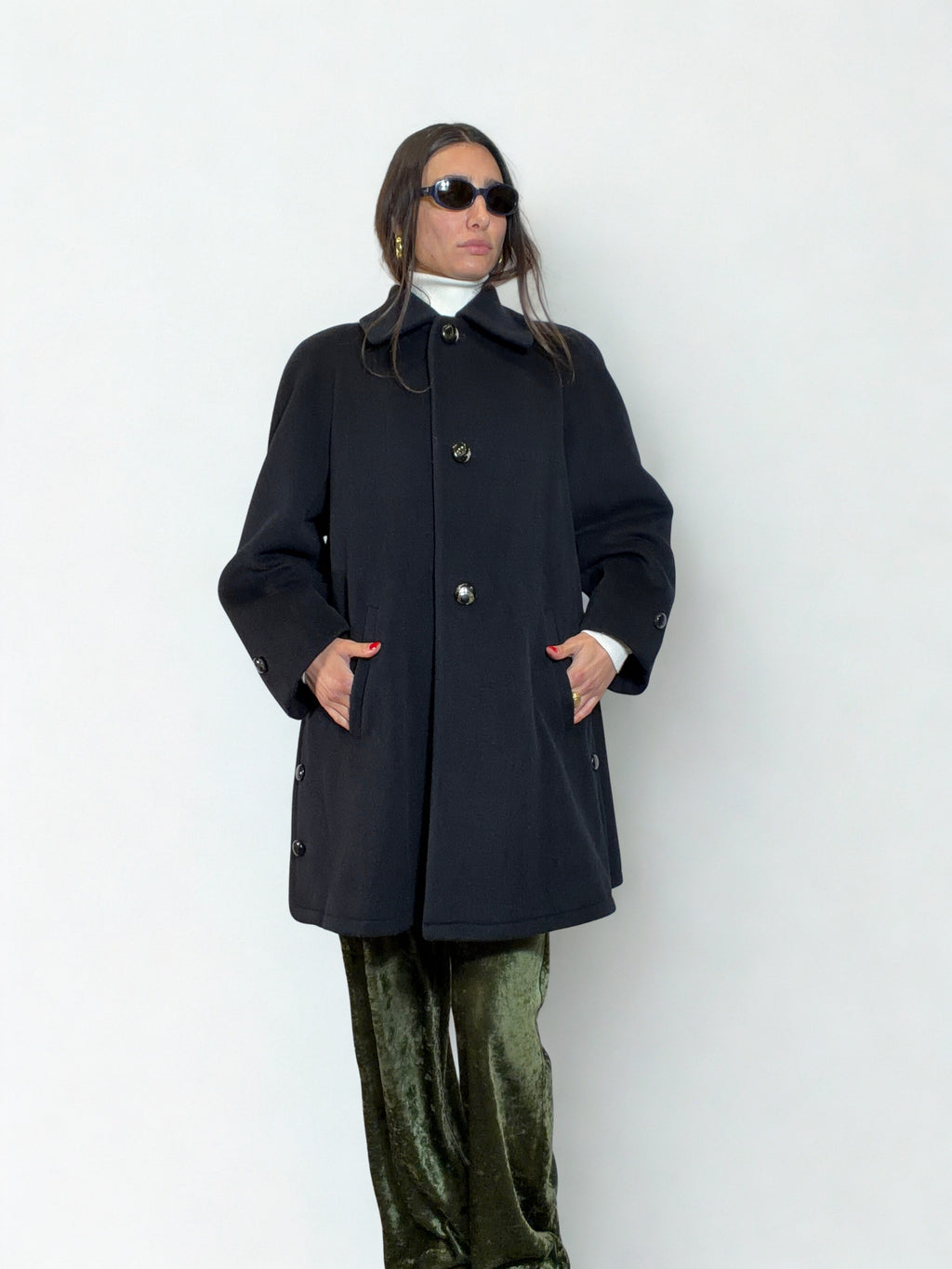 Cappotto Vintage Nero con Bottoni Gioiello – Made in Italy
