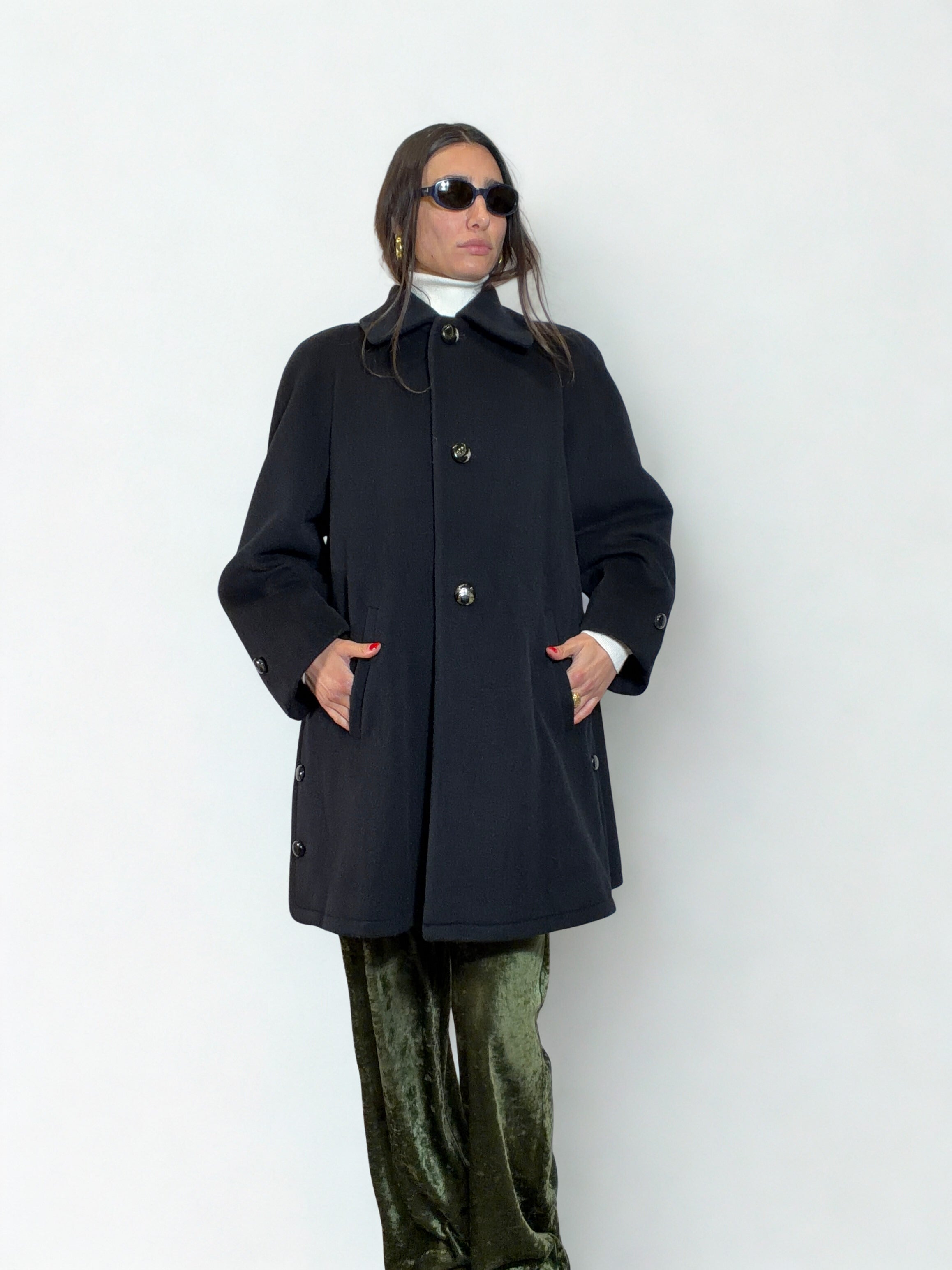 Cappotto Vintage Nero con Bottoni Gioiello – Made in Italy