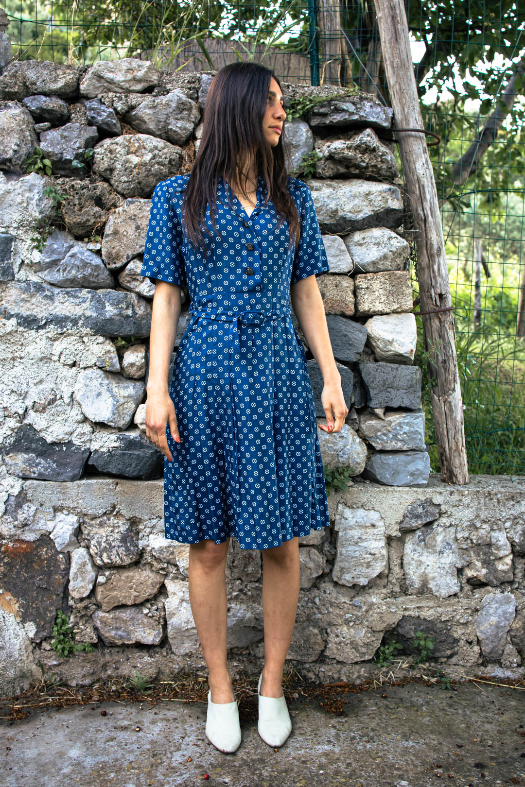 Abito Vintage Anni '60-'70 — Blu Notte con Micro Stampa Geometrica Bianca, Cintura Abbinata, Bottoni, Midi