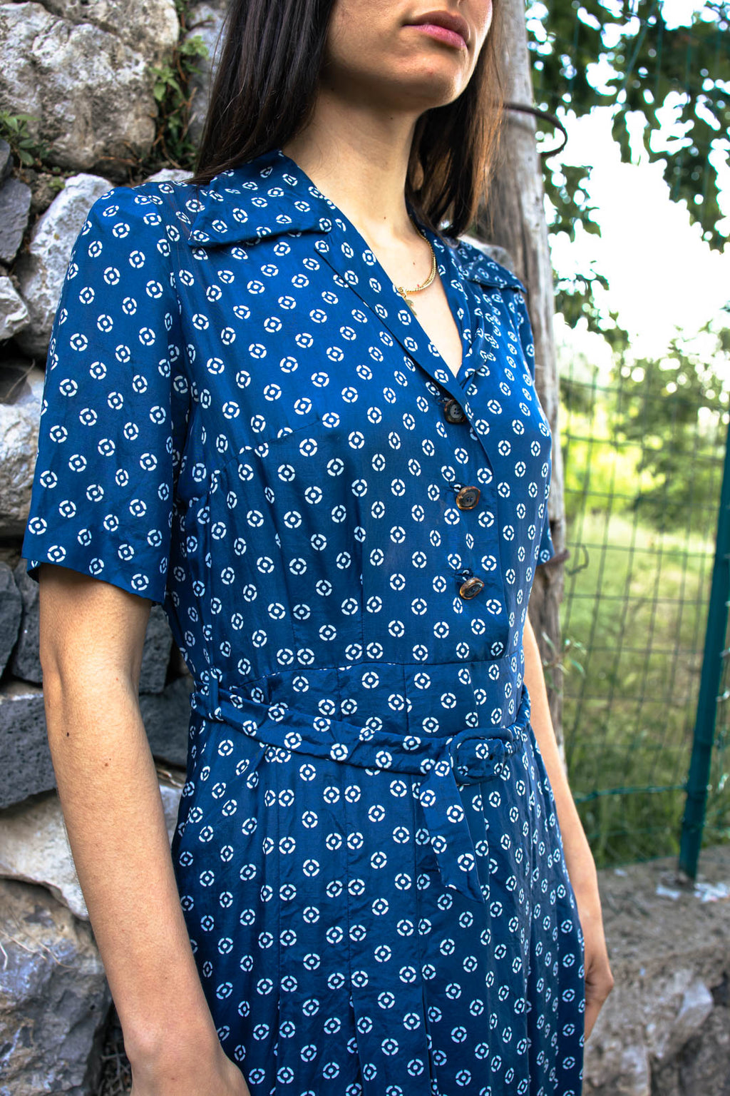 Abito Vintage Anni '60-'70 — Blu Notte con Micro Stampa Geometrica Bianca, Cintura Abbinata, Bottoni, Midi