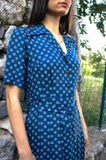 Abito Vintage Anni '60-'70 — Blu Notte con Micro Stampa Geometrica Bianca, Cintura Abbinata, Bottoni, Midi