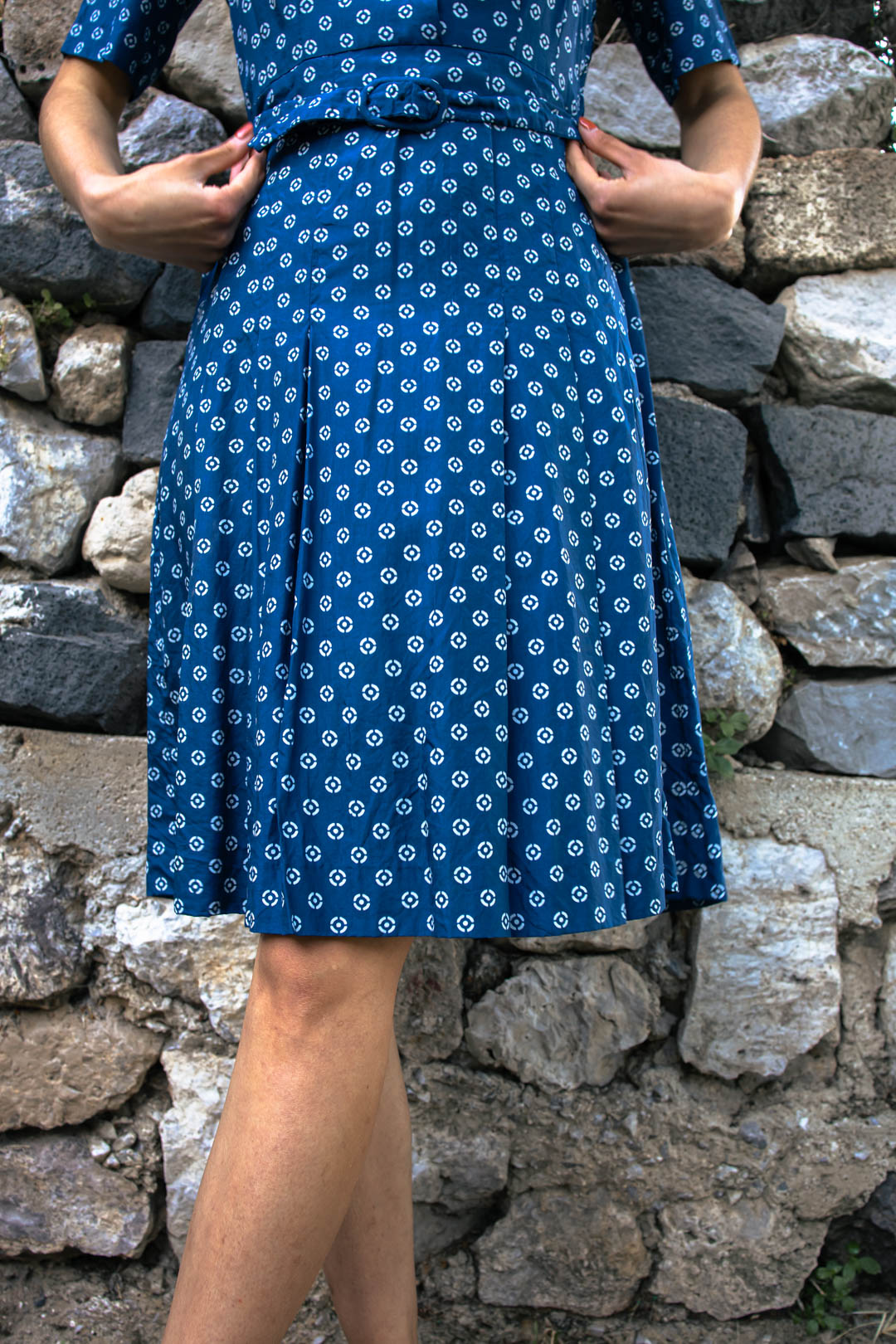 Abito Vintage Anni '60-'70 — Blu Notte con Micro Stampa Geometrica Bianca, Cintura Abbinata, Bottoni, Midi
