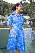 Vestito Vintage Anni '60-'70 — Fantasia Floreale Acquerello Blu e Lilla, Gonna a Ruota, Taschino, Colletto a Revers, Midi