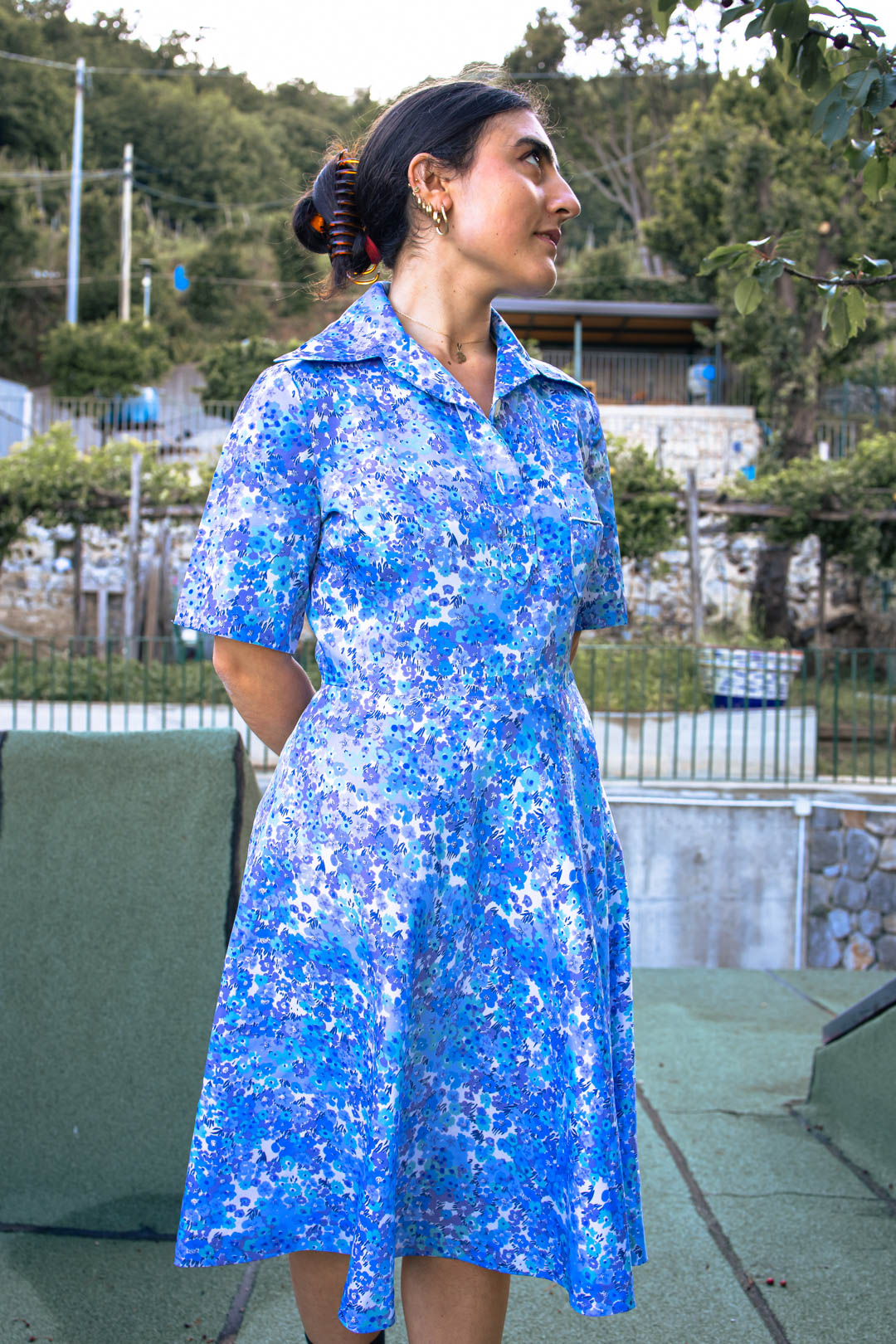 Vestito Vintage Anni '60-'70 — Fantasia Floreale Acquerello Blu e Lilla, Gonna a Ruota, Taschino, Colletto a Revers, Midi