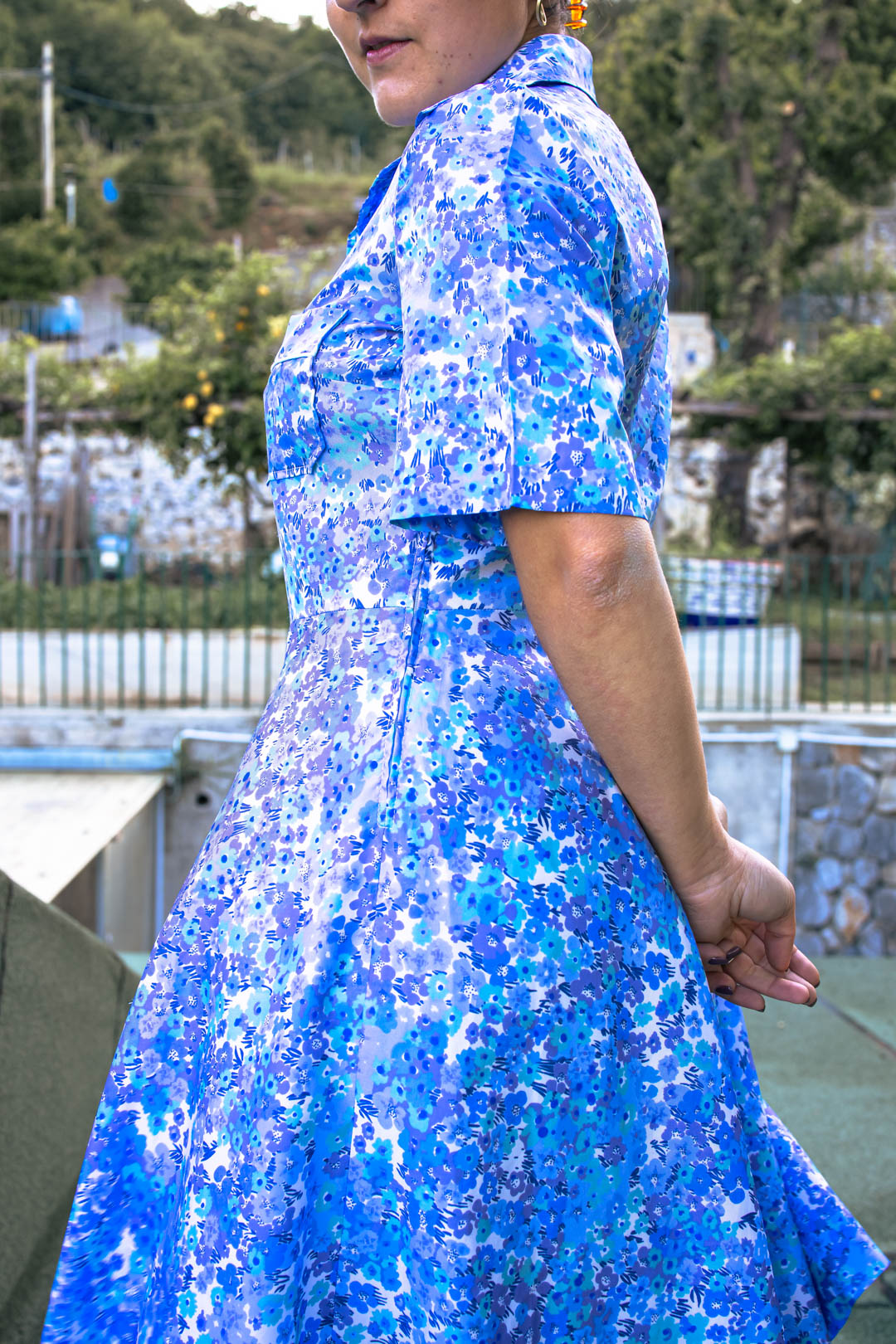 Vestito Vintage Anni '60-'70 — Fantasia Floreale Acquerello Blu e Lilla, Gonna a Ruota, Taschino, Colletto a Revers, Midi