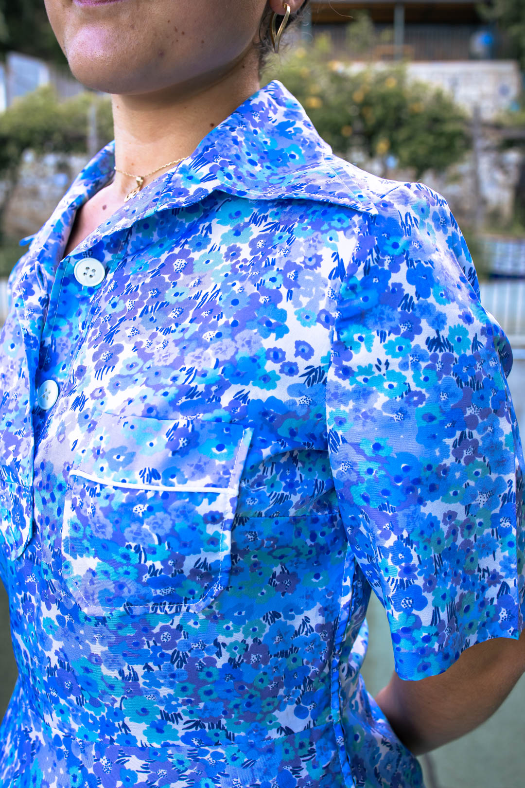 Vestito Vintage Anni '60-'70 — Fantasia Floreale Acquerello Blu e Lilla, Gonna a Ruota, Taschino, Colletto a Revers, Midi