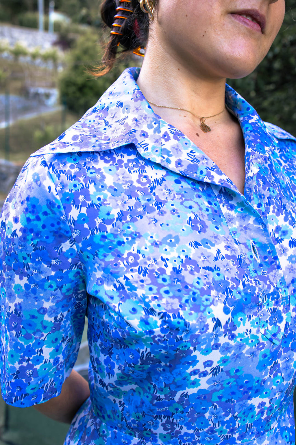 Vestito Vintage Anni '60-'70 — Fantasia Floreale Acquerello Blu e Lilla, Gonna a Ruota, Taschino, Colletto a Revers, Midi