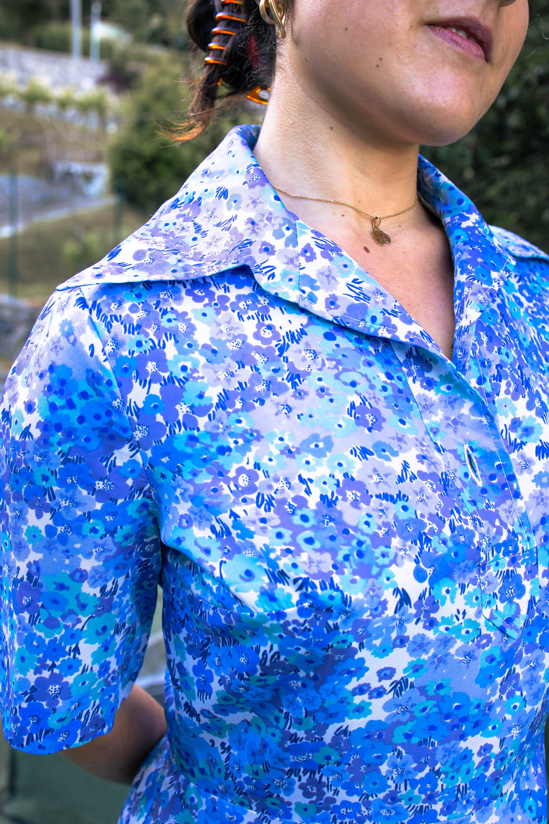 Vestito Vintage Anni '60-'70 — Fantasia Floreale Acquerello Blu e Lilla, Gonna a Ruota, Taschino, Colletto a Revers, Midi