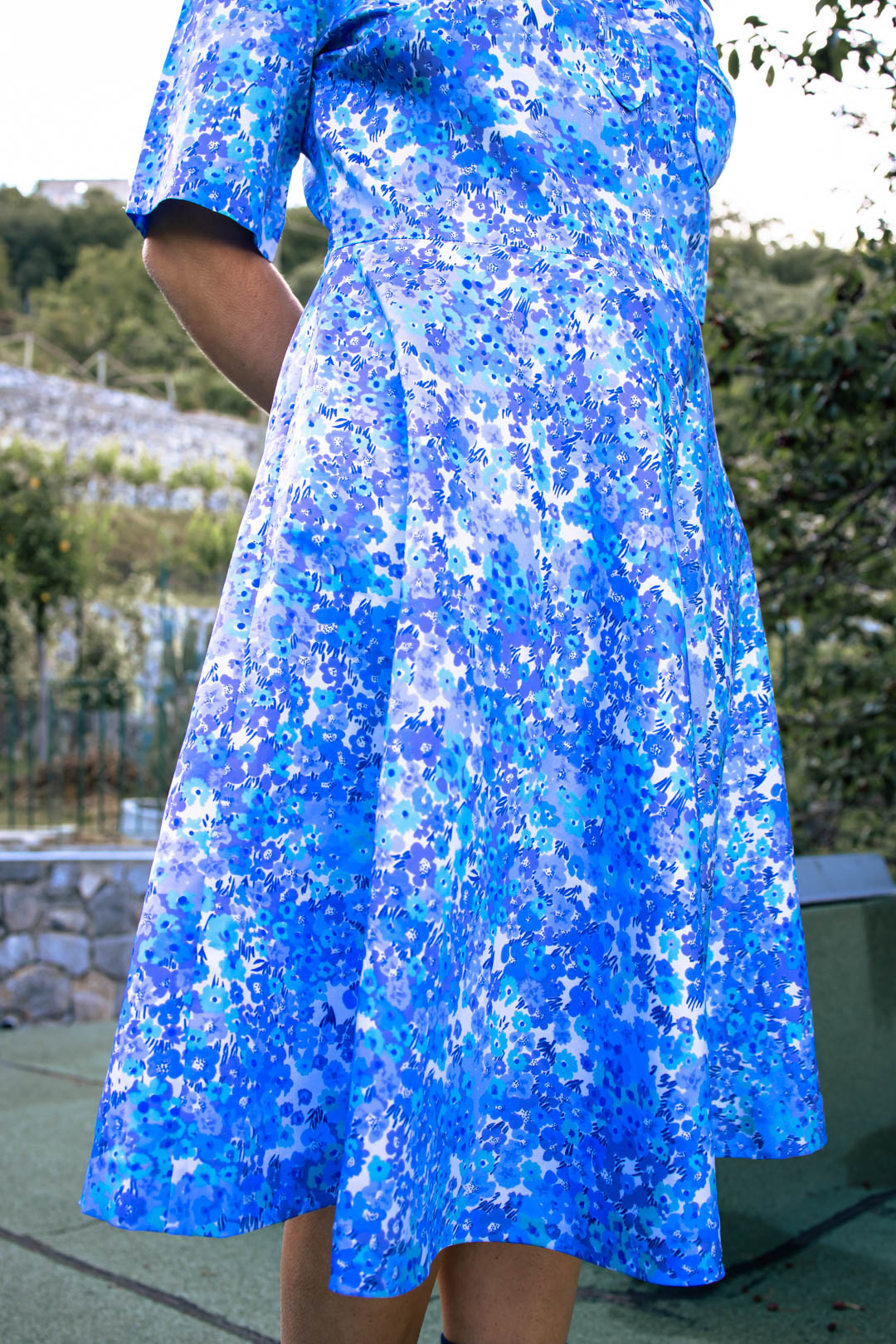 Vestito Vintage Anni '60-'70 — Fantasia Floreale Acquerello Blu e Lilla, Gonna a Ruota, Taschino, Colletto a Revers, Midi
