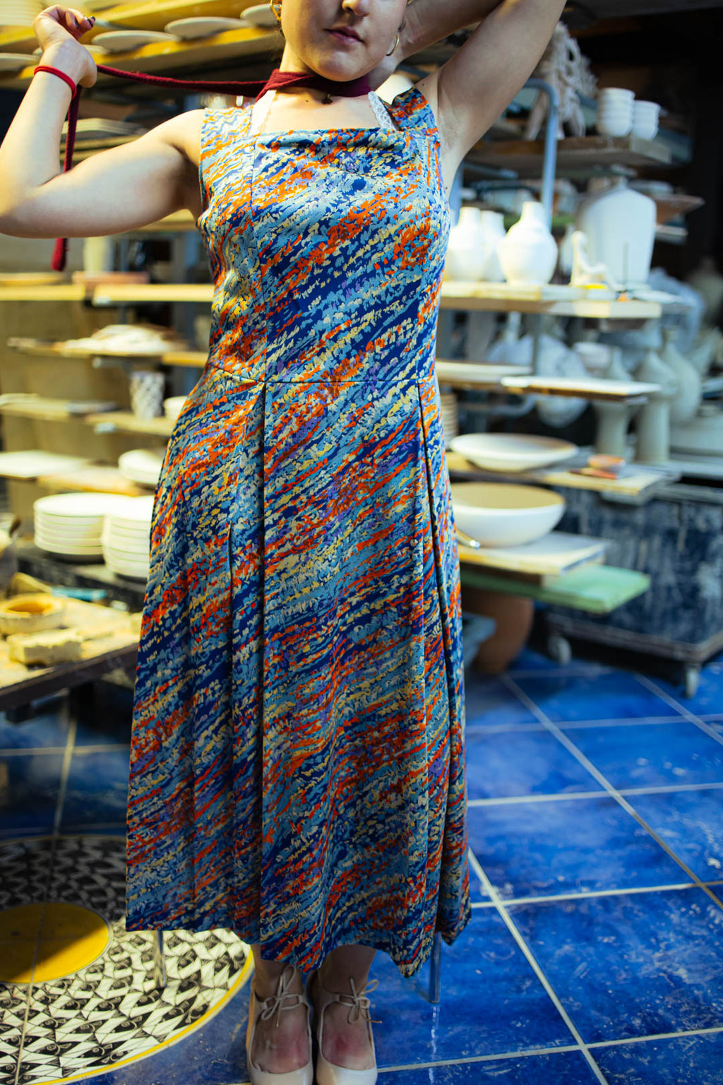 Vestito Vintage Anni '70 — Stampa Astratta Blu/Arancio/Giallo, Scollatura Quadrata, Spalline Larghe, Lunghezza Maxi