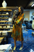 Vestito Vintage Anni '70 — Stampa Chevron Oro/Verde/Arancio, Gonna Plissé, Maniche a Palloncino, Fiocco al Collo, Midi