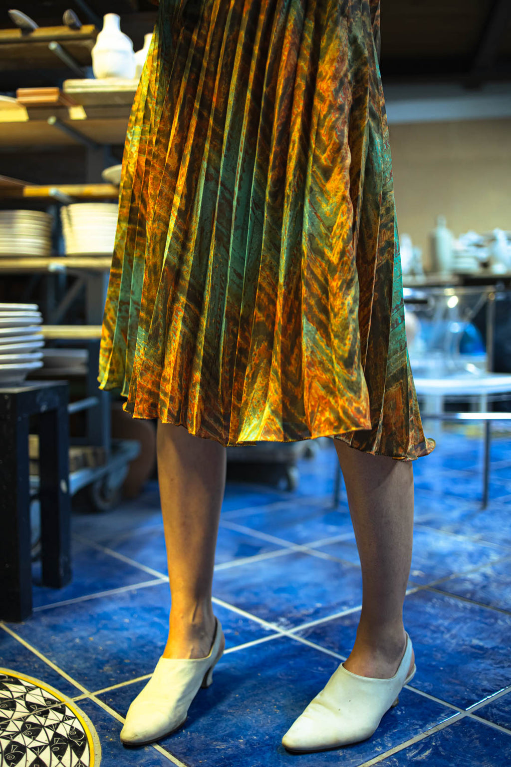 Vestito Vintage Anni '70 — Stampa Chevron Oro/Verde/Arancio, Gonna Plissé, Maniche a Palloncino, Fiocco al Collo, Midi