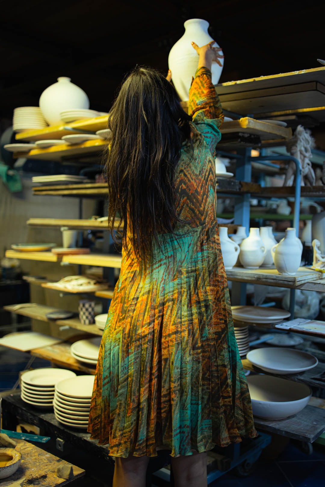 Vestito Vintage Anni '70 — Stampa Chevron Oro/Verde/Arancio, Gonna Plissé, Maniche a Palloncino, Fiocco al Collo, Midi