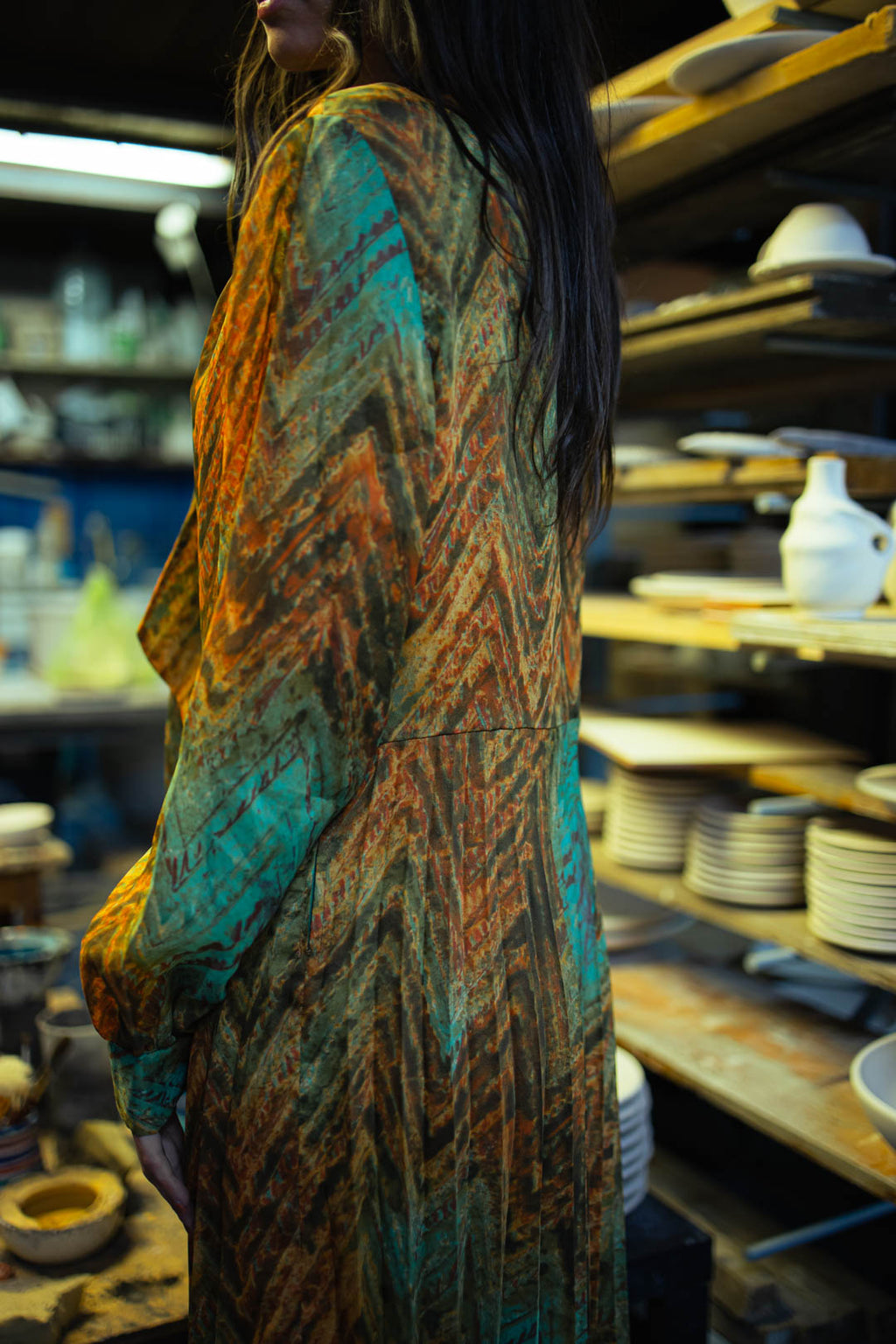 Vestito Vintage Anni '70 — Stampa Chevron Oro/Verde/Arancio, Gonna Plissé, Maniche a Palloncino, Fiocco al Collo, Midi