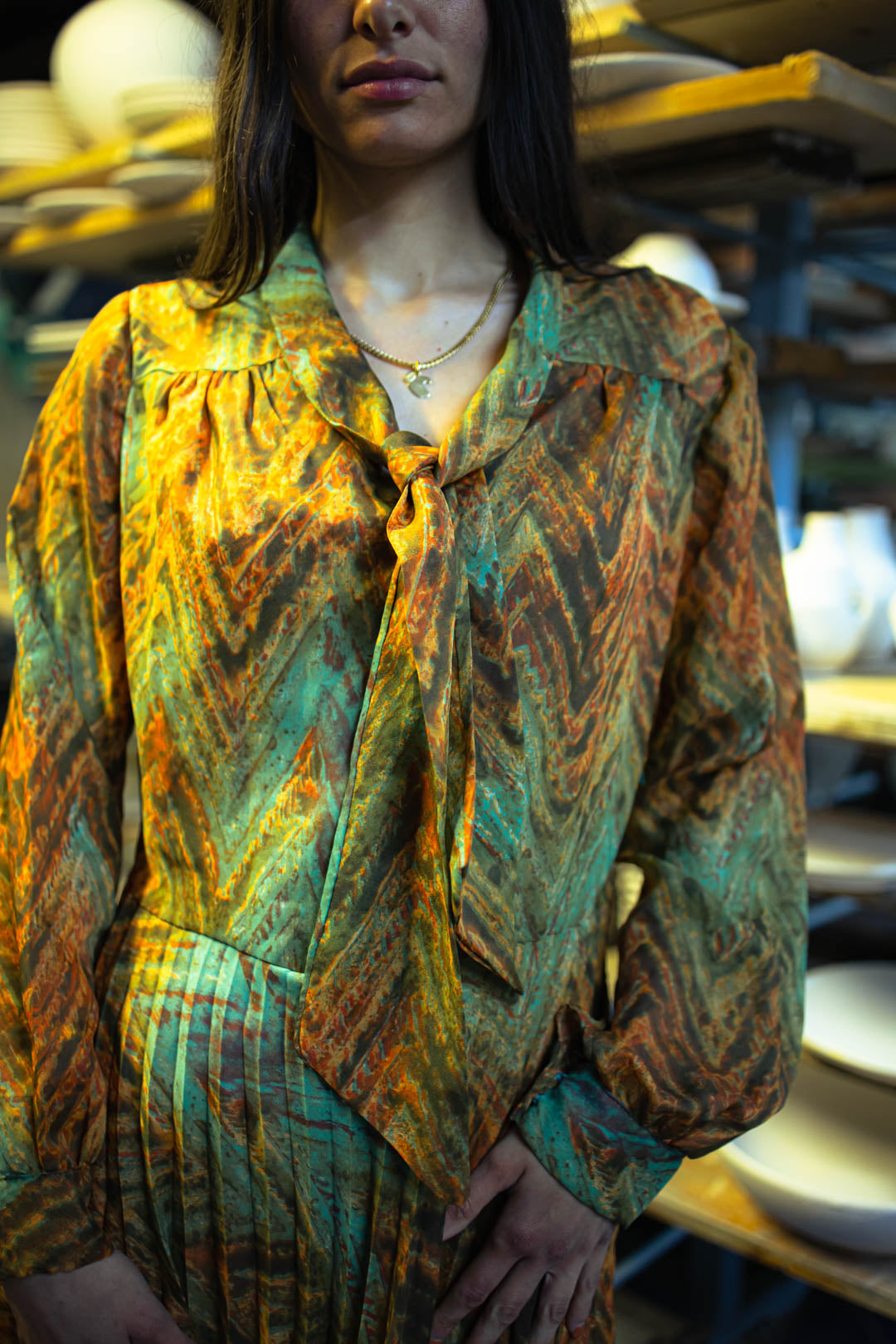 Vestito Vintage Anni '70 — Stampa Chevron Oro/Verde/Arancio, Gonna Plissé, Maniche a Palloncino, Fiocco al Collo, Midi