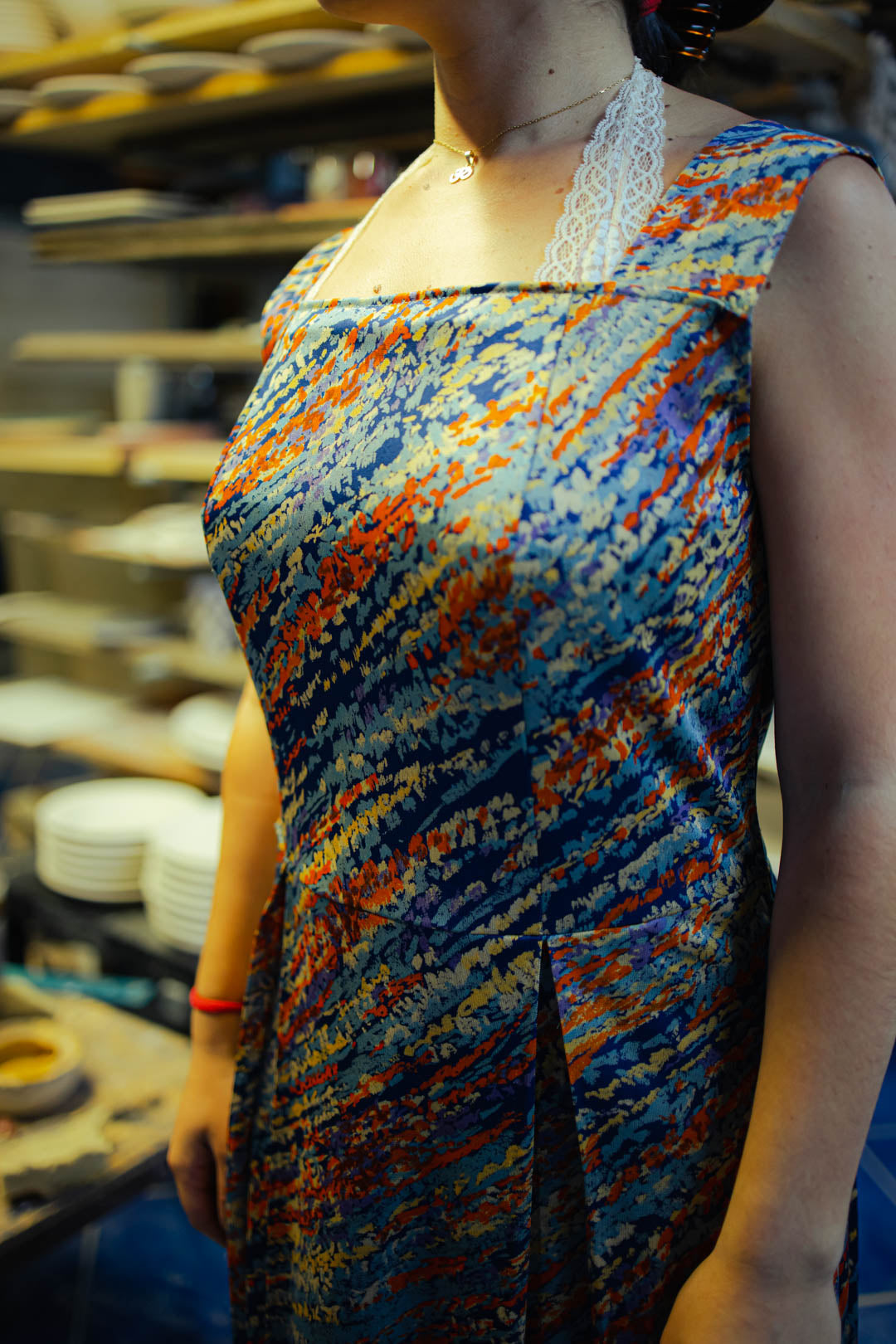 Vestito Vintage Anni '70 — Stampa Astratta Blu/Arancio/Giallo, Scollatura Quadrata, Spalline Larghe, Lunghezza Maxi