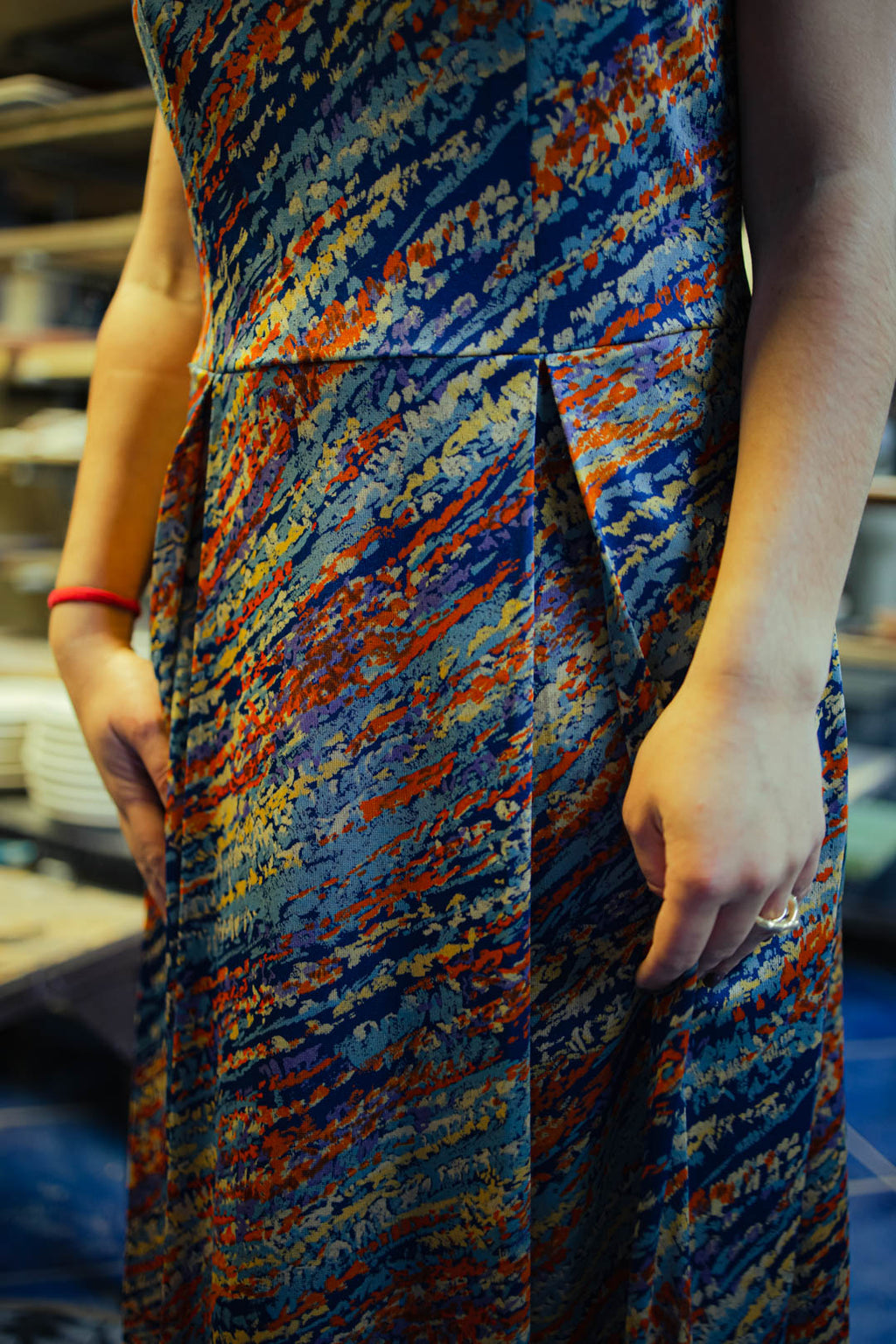 Vestito Vintage Anni '70 — Stampa Astratta Blu/Arancio/Giallo, Scollatura Quadrata, Spalline Larghe, Lunghezza Maxi