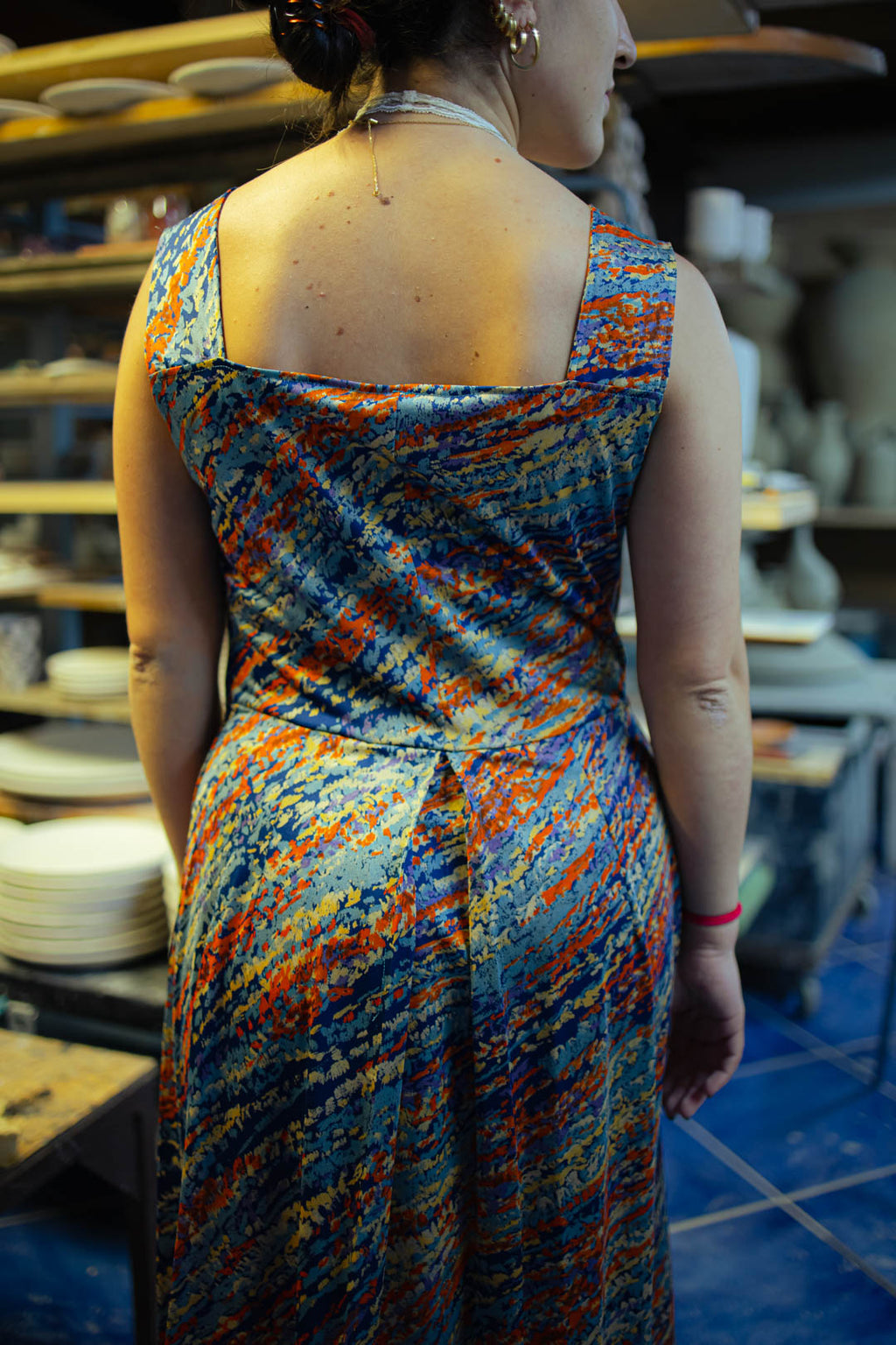 Vestito Vintage Anni '70 — Stampa Astratta Blu/Arancio/Giallo, Scollatura Quadrata, Spalline Larghe, Lunghezza Maxi