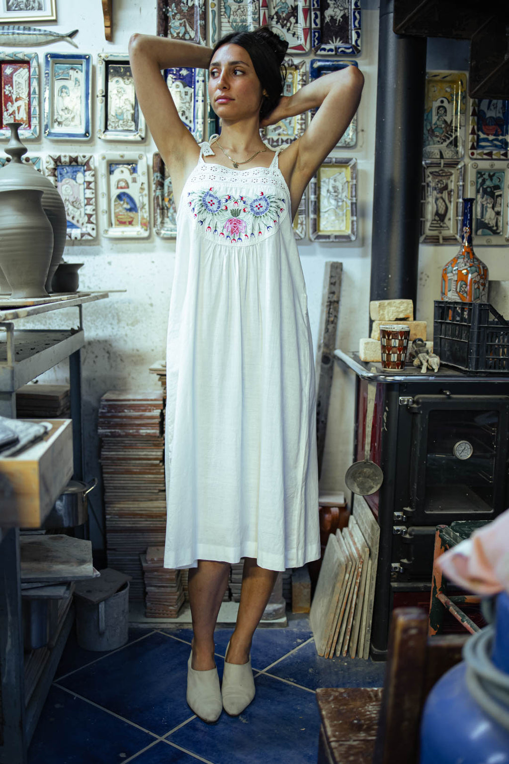 Vestito Vintage Bianco — Cotone con Ricamo Floreale Folk a Mano, Sangallo, Bretelle con Fiocco, Stile Prairie Boho, Midi