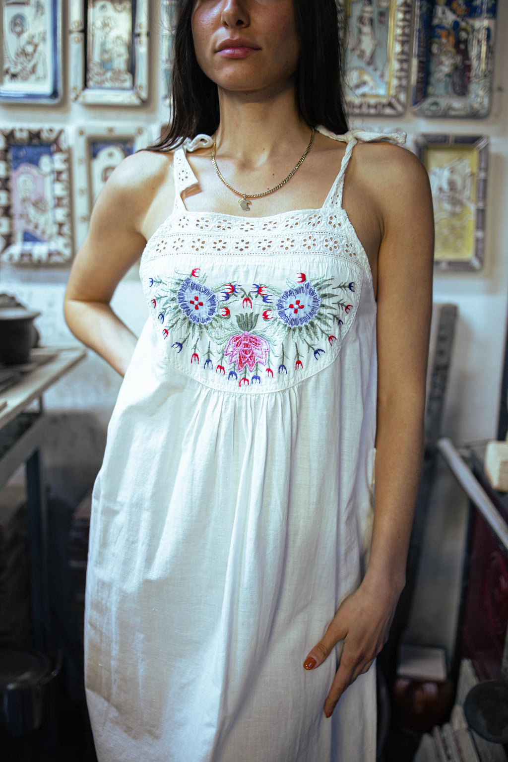 Vestito Vintage Bianco — Cotone con Ricamo Floreale Folk a Mano, Sangallo, Bretelle con Fiocco, Stile Prairie Boho, Midi