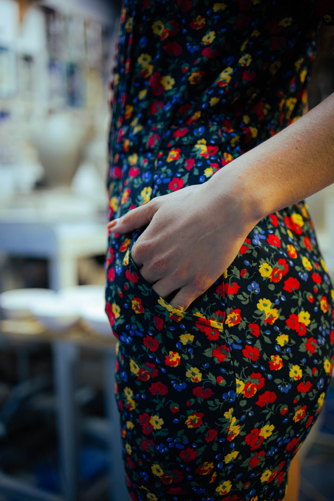 Tuta Corta Vintage Anni '80-'90 — Stampa Floral Ditsy su Fondo Nero, Maniche Corte con Bordino Rosso, Tasche, Playsuit