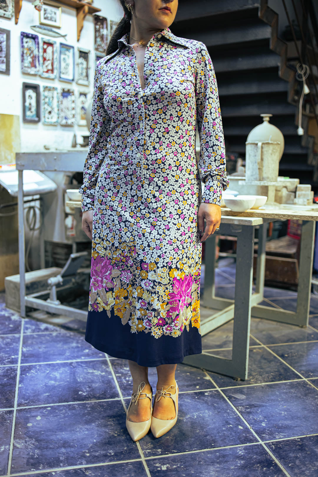 Vestito Chemisier Vintage Anni '70 — Micro Floral su Fondo Blu Notte, Bordura a Grandi Fiori Magenta, Manica Lunga, Midi